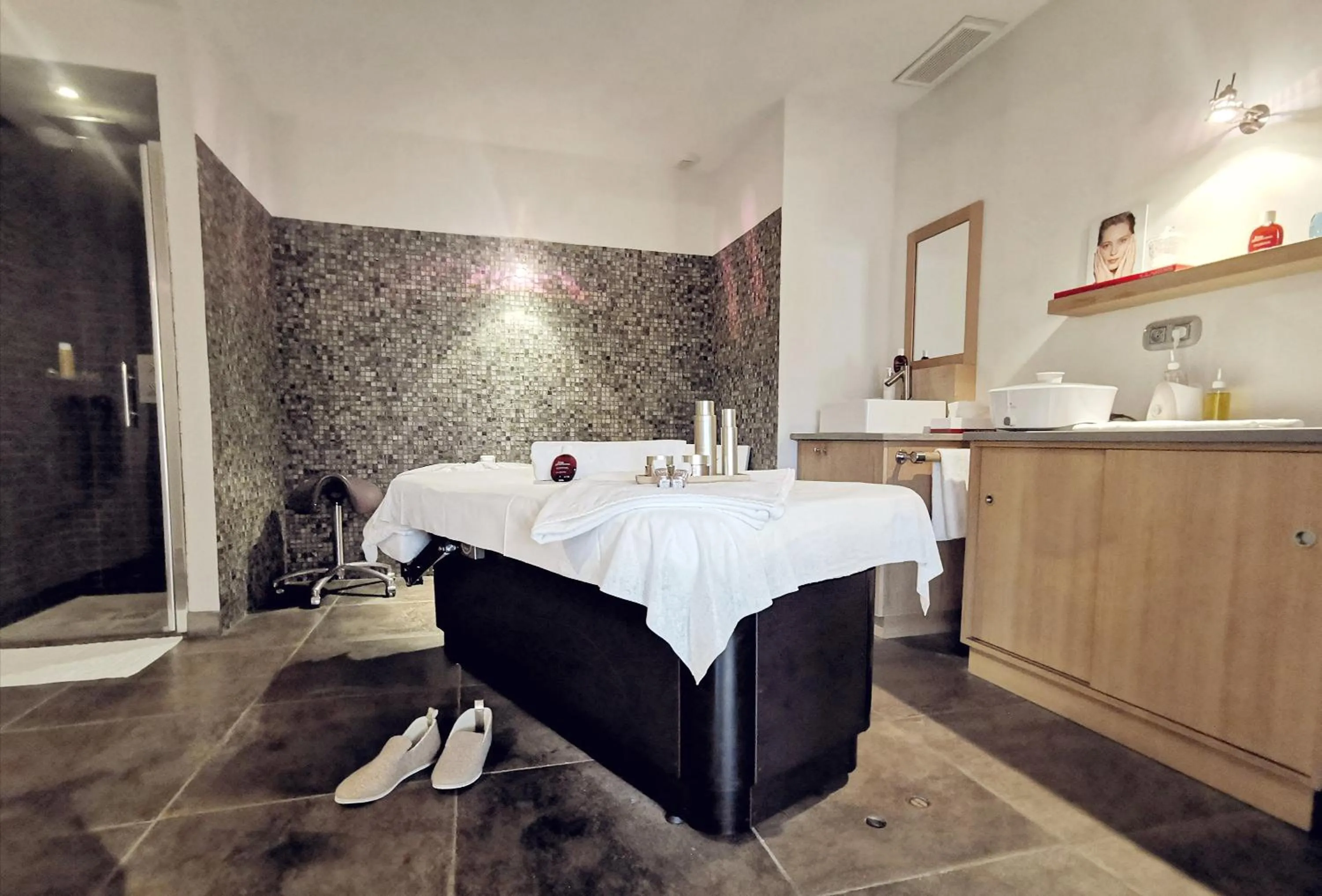 Spa and wellness centre/facilities in Le Clos Saint-Martin Hôtel & Spa