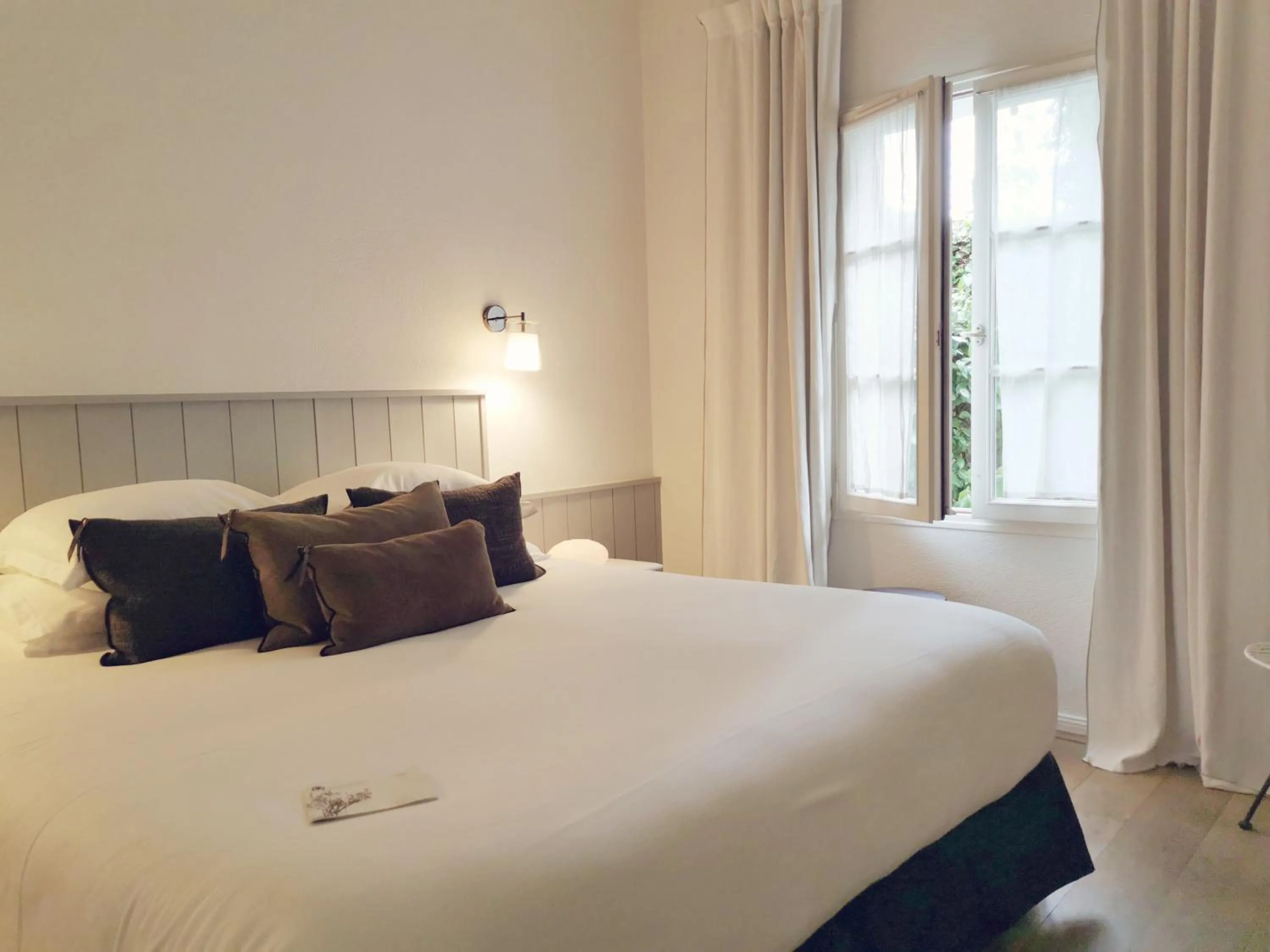 View (from property/room), Bed in Le Clos Saint-Martin Hôtel & Spa