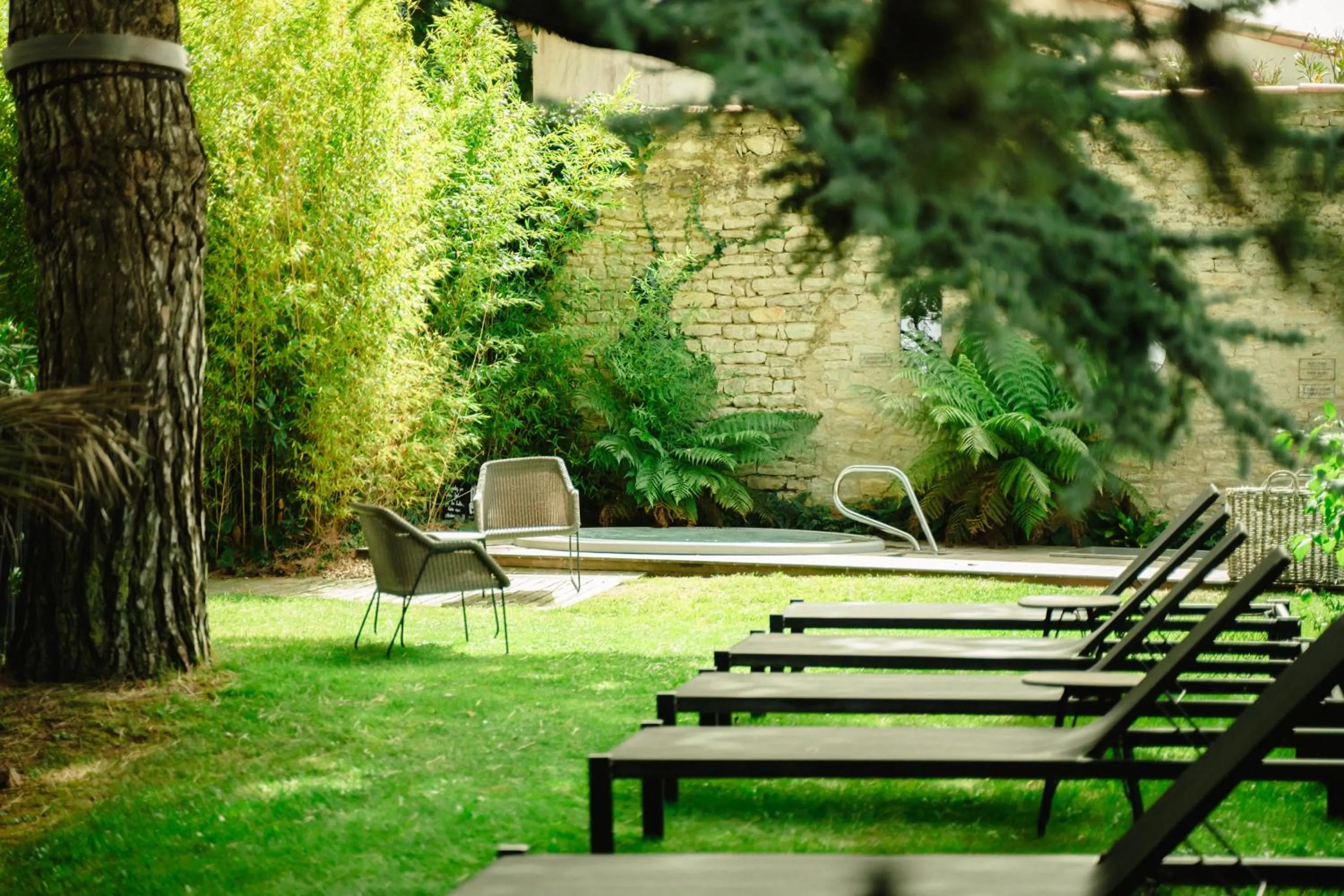 Hot Tub in Le Clos Saint-Martin Hôtel & Spa
