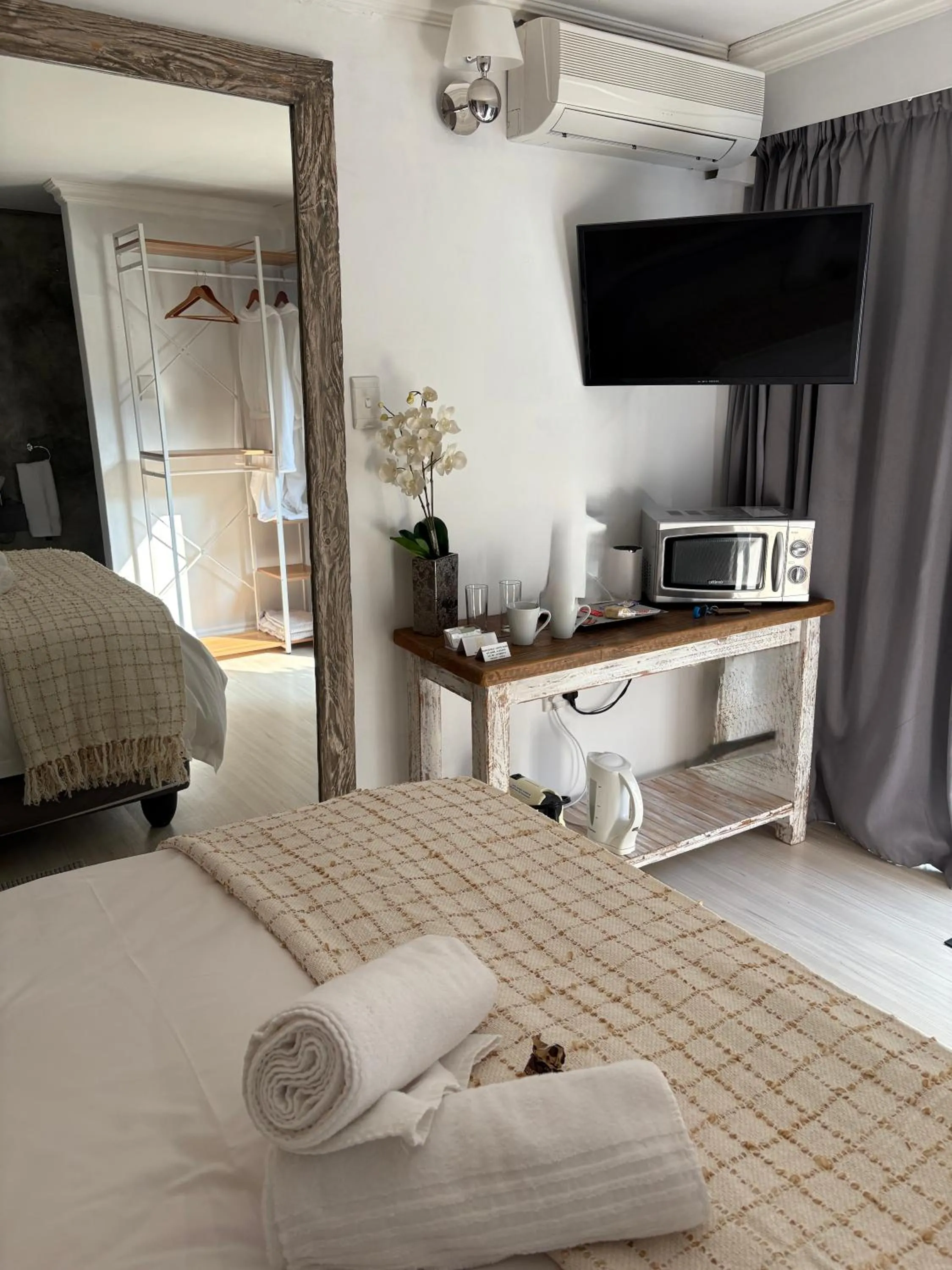 Bed in Luxury Upmarket Guesthouse 20 on 4th