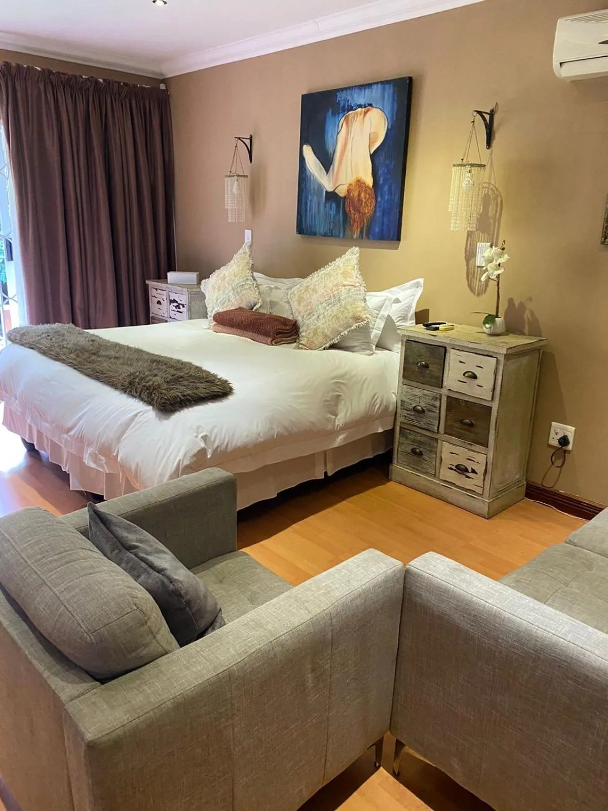 Seating area, Bed in Luxury Upmarket Guesthouse 20 on 4th