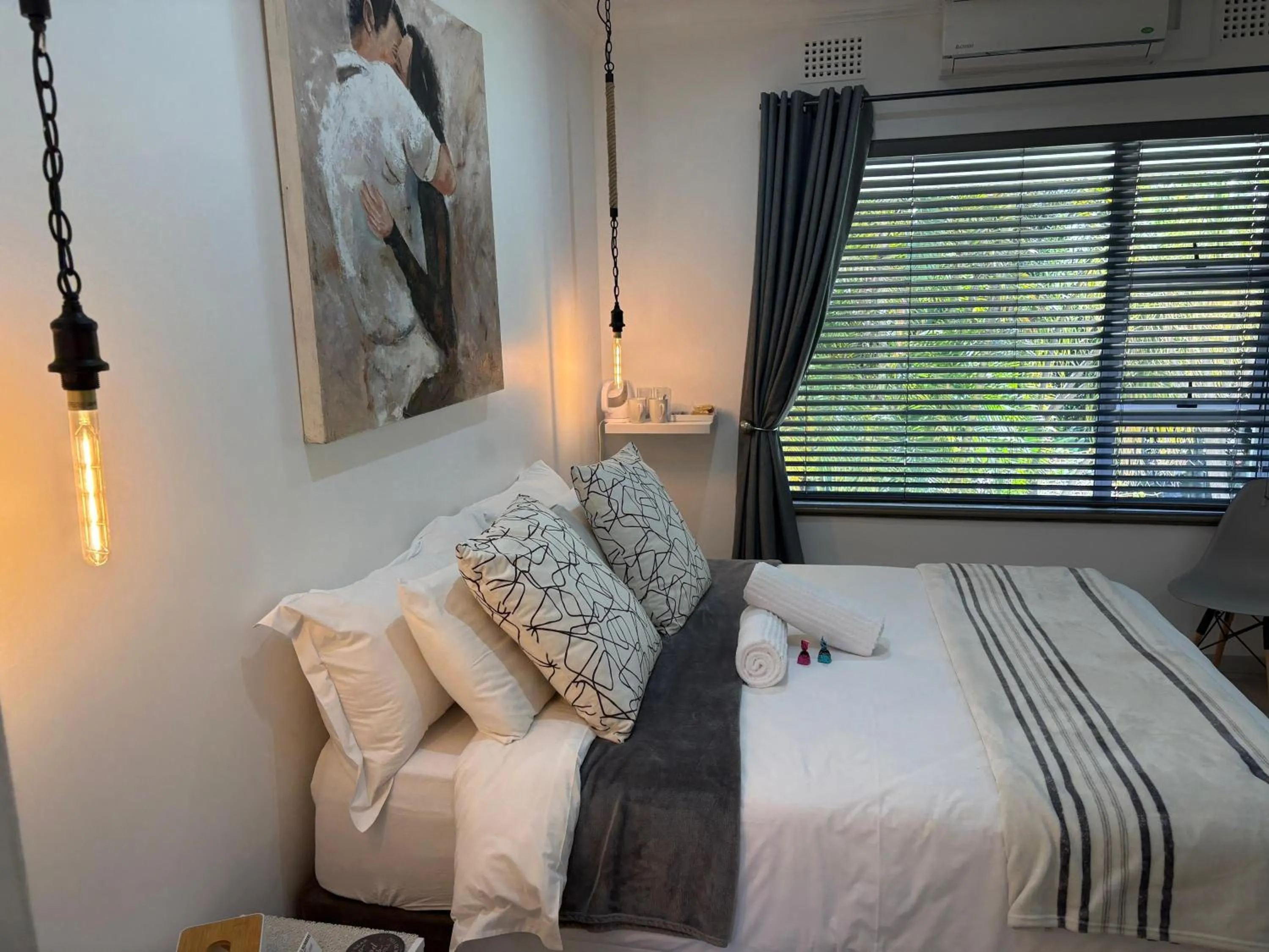 Bed in Luxury Upmarket Guesthouse 20 on 4th