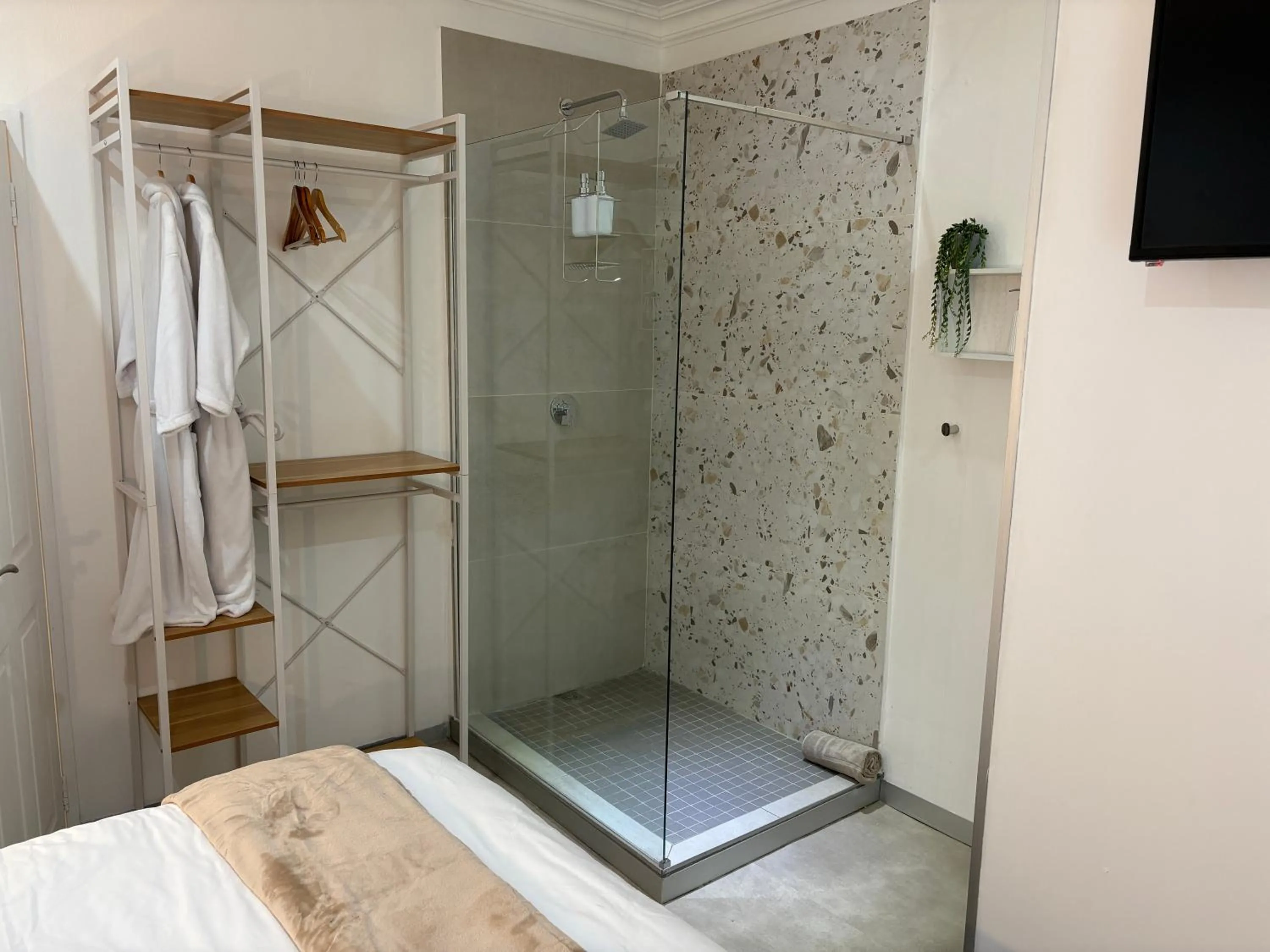 Bathroom, Bed in Luxury Upmarket Guesthouse 20 on 4th