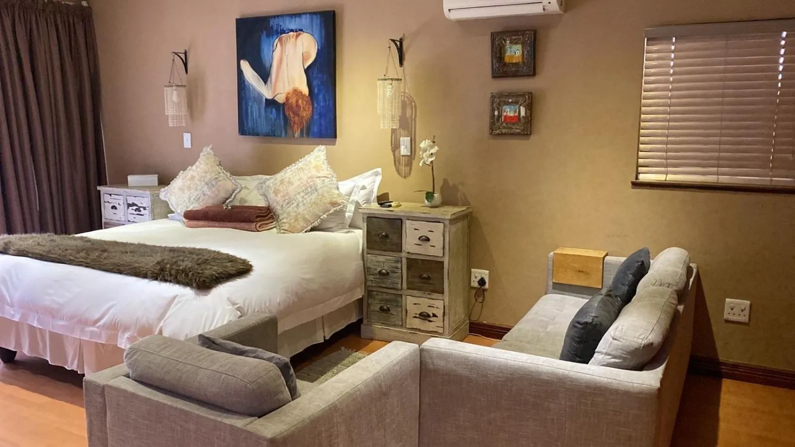 Photo of the whole room, Bed in Luxury Upmarket Guesthouse 20 on 4th