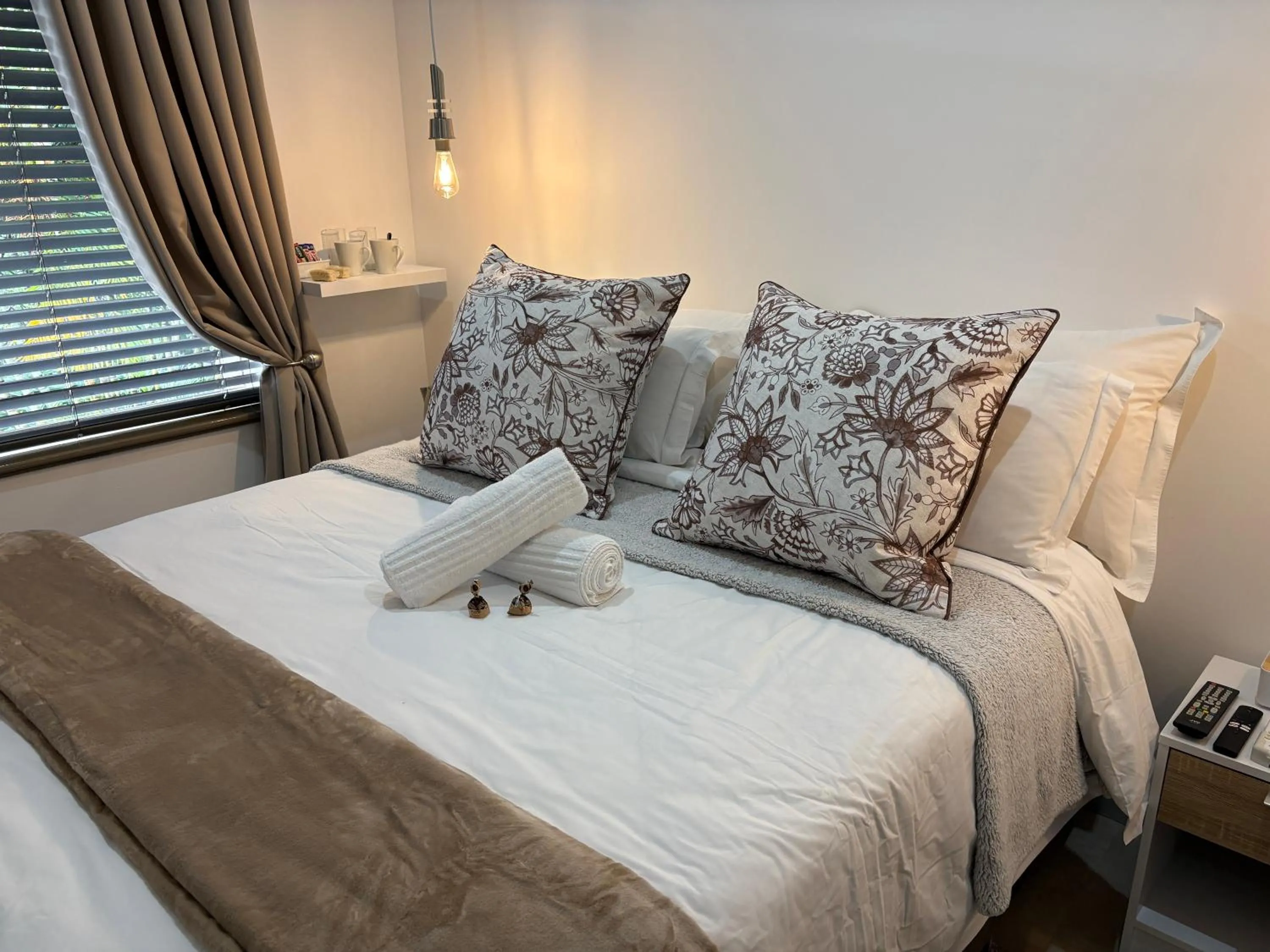 Bed in Luxury Upmarket Guesthouse 20 on 4th