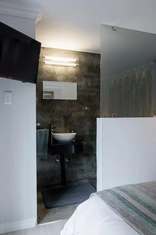 Bathroom, Bed in Luxury Upmarket Guesthouse 20 on 4th