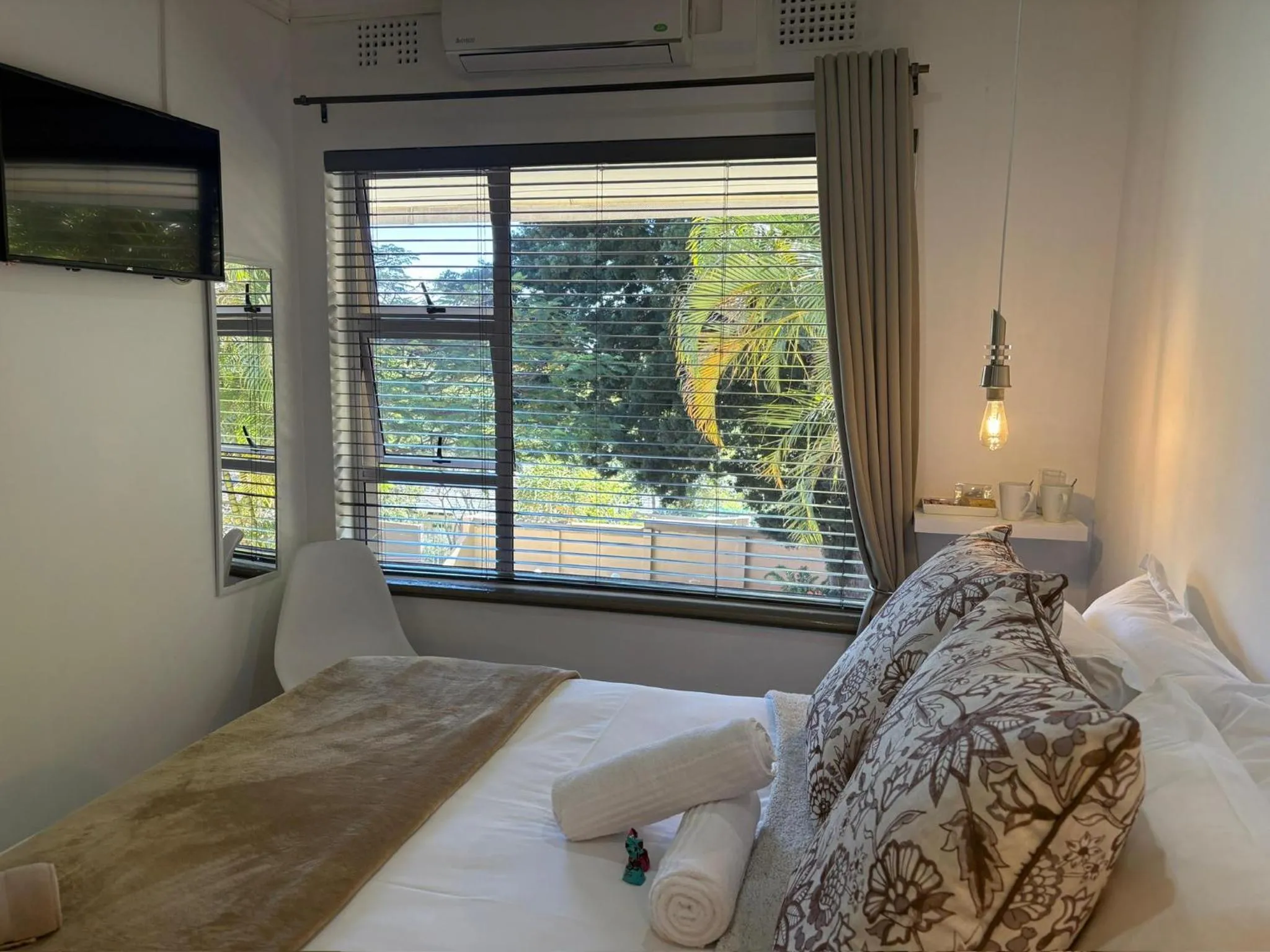 Bed in Luxury Upmarket Guesthouse 20 on 4th