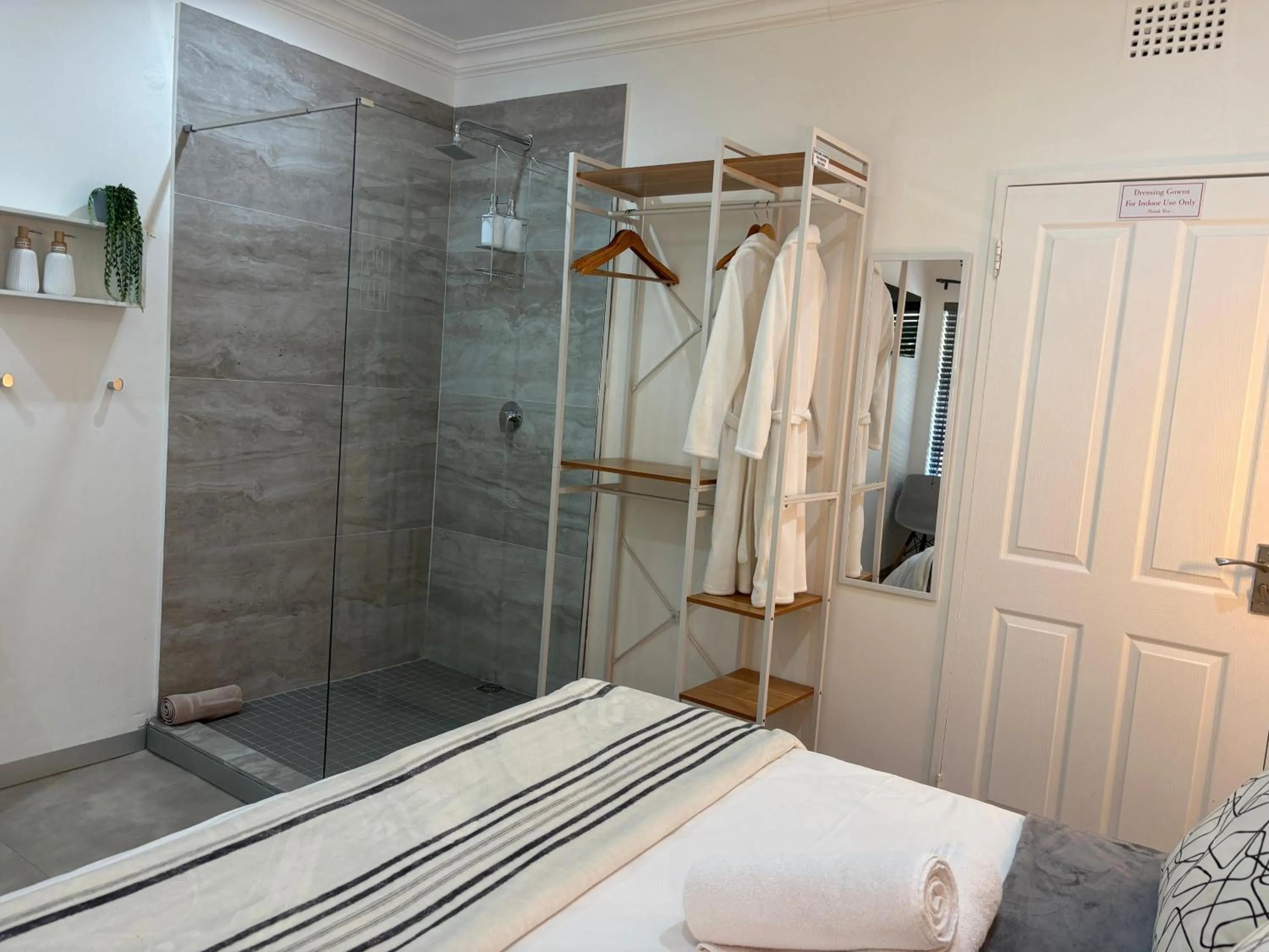 Bed in Luxury Upmarket Guesthouse 20 on 4th