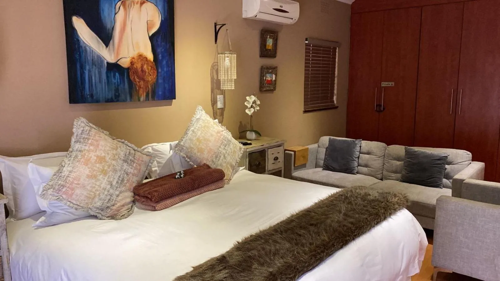 Photo of the whole room, Bed in Luxury Upmarket Guesthouse 20 on 4th