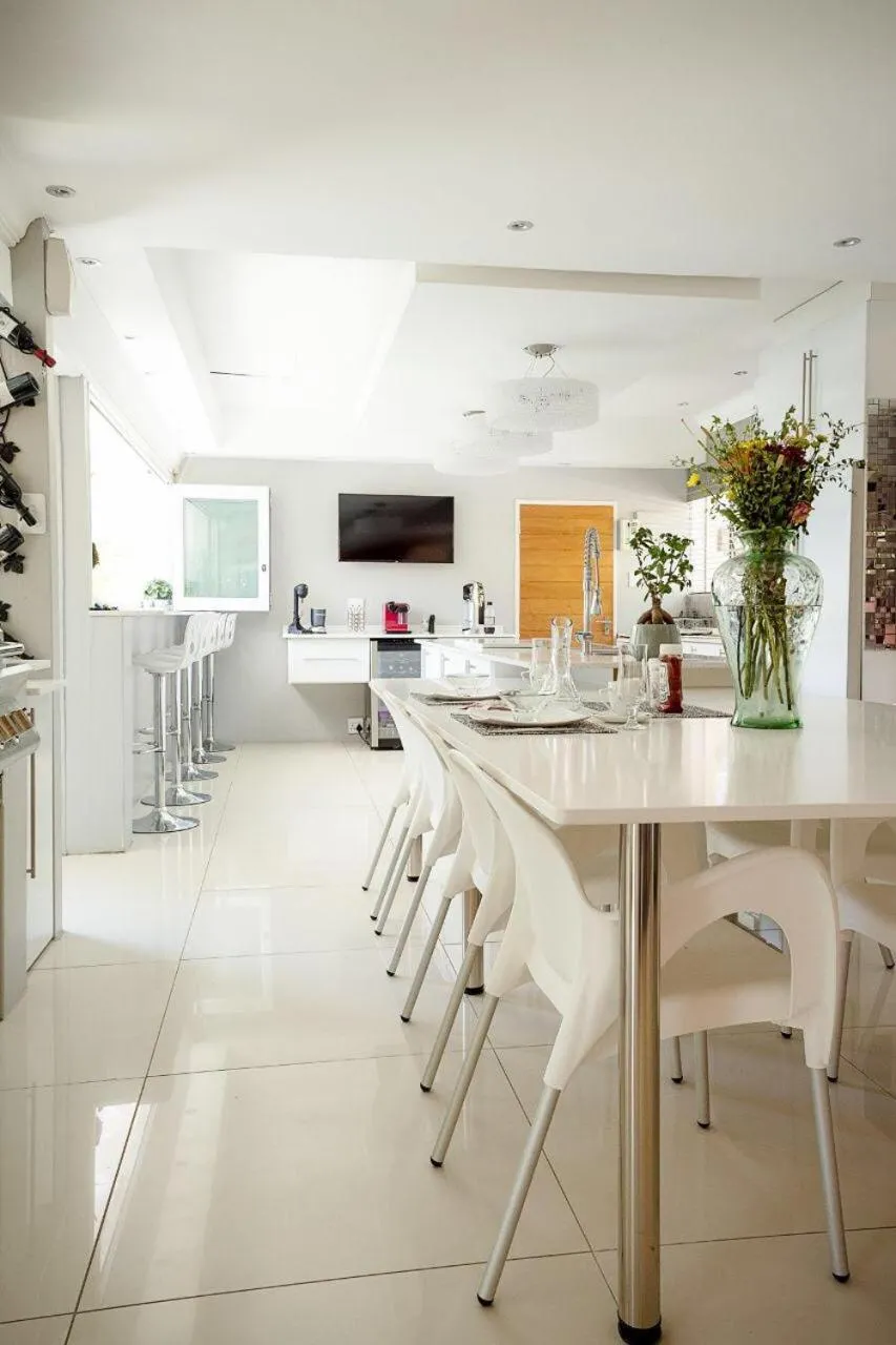 Kitchen or kitchenette in Luxury Upmarket Guesthouse 20 on 4th