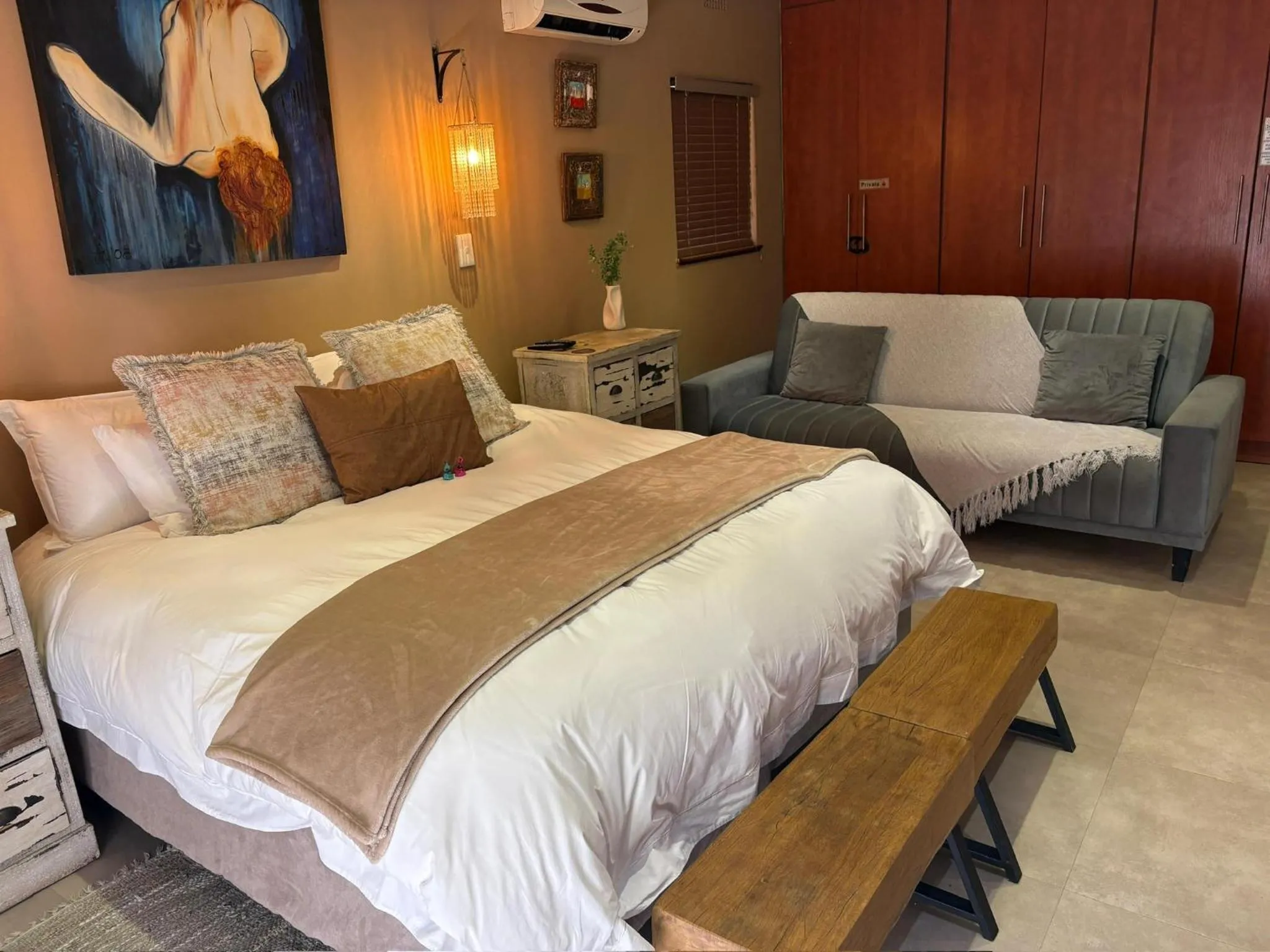 Bed in Luxury Upmarket Guesthouse 20 on 4th