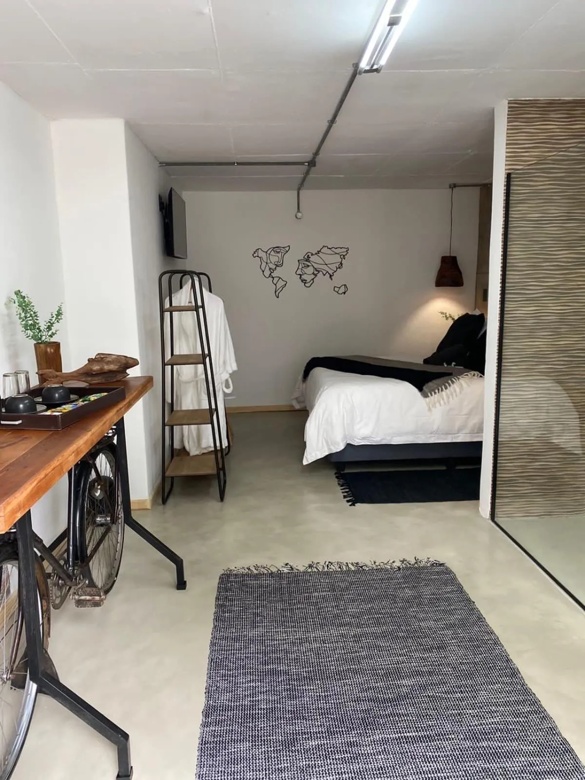 Photo of the whole room, Bed in Luxury Upmarket Guesthouse 20 on 4th