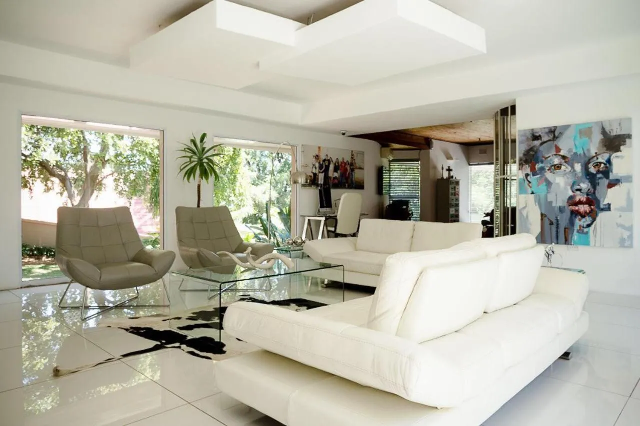 Communal lounge/ TV room in Luxury Upmarket Guesthouse 20 on 4th