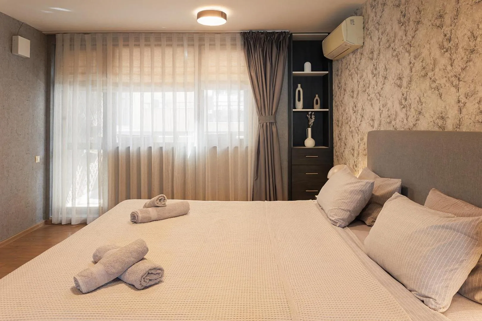 Bed in City Center Apartments with Parking