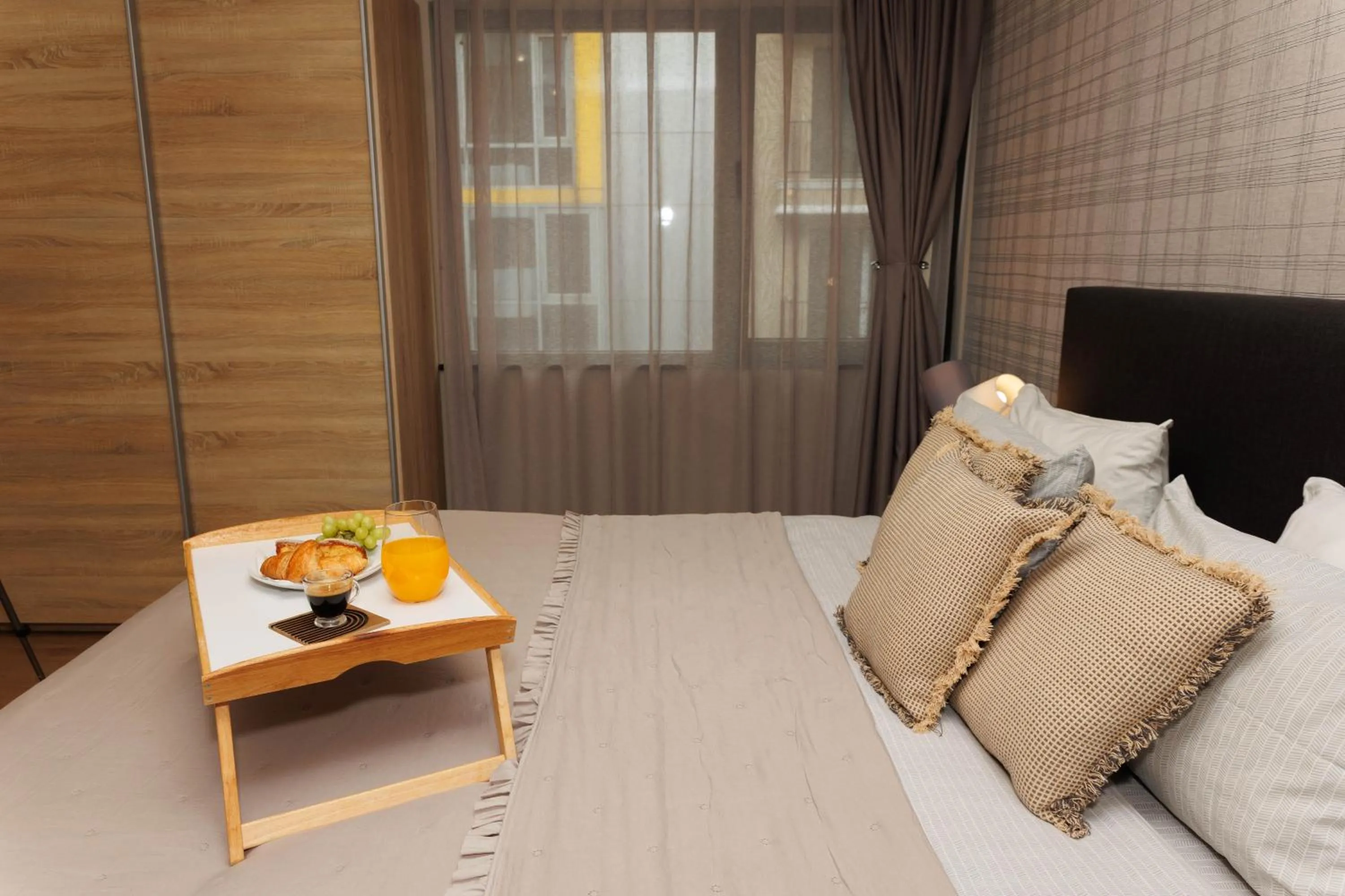 Bed in City Center Apartments with Parking