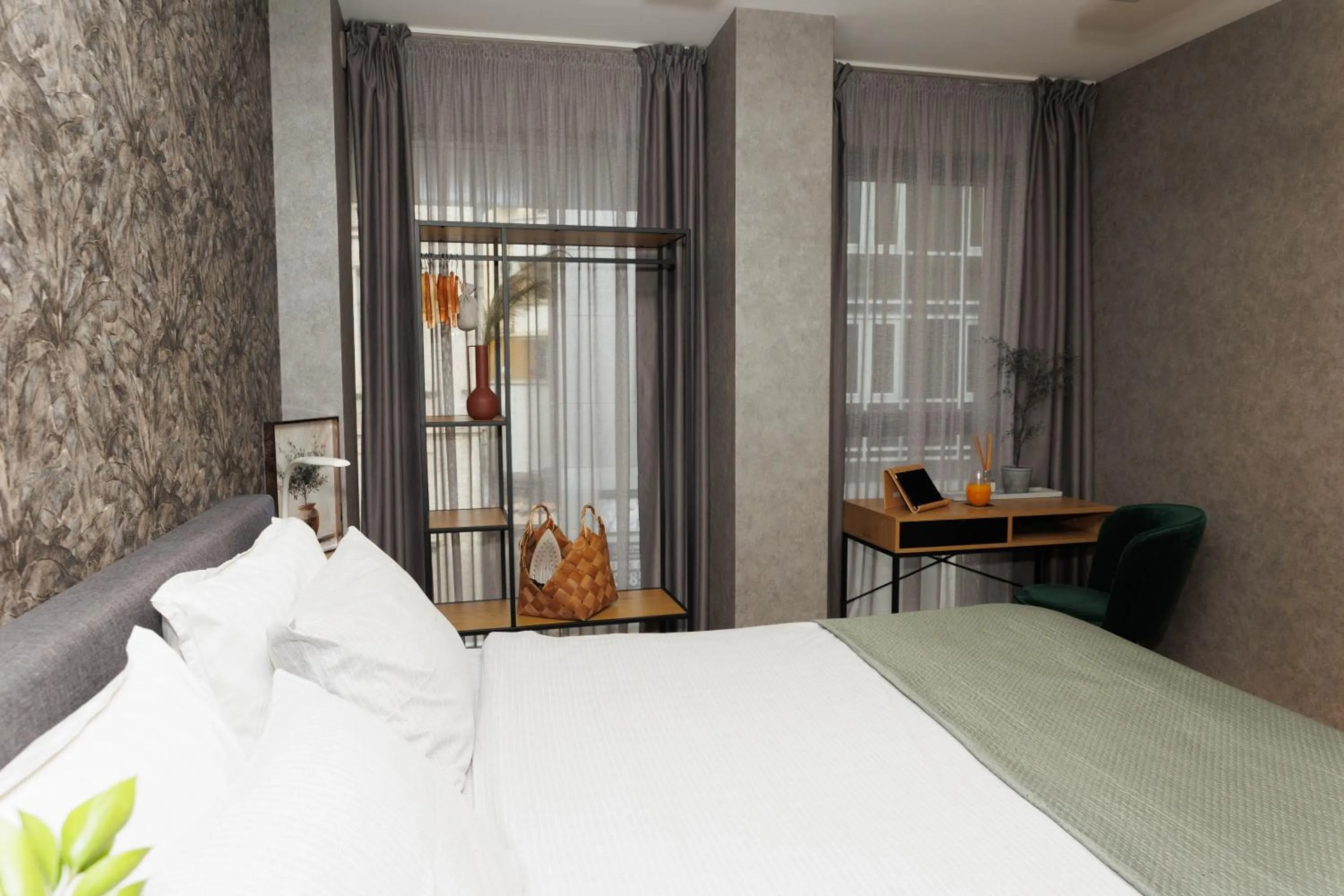 Bed in City Center Apartments with Parking