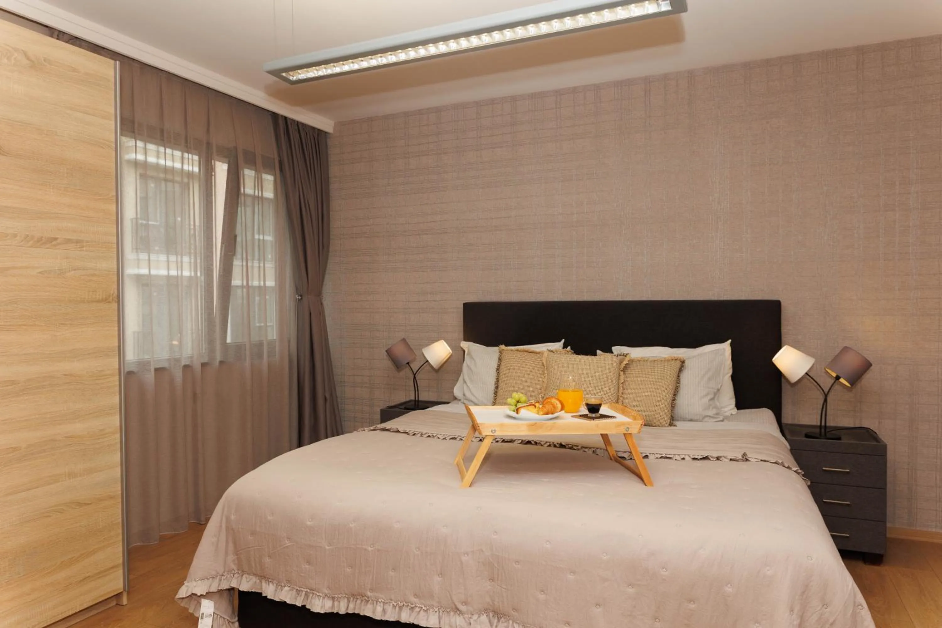 Bed in City Center Apartments with Parking