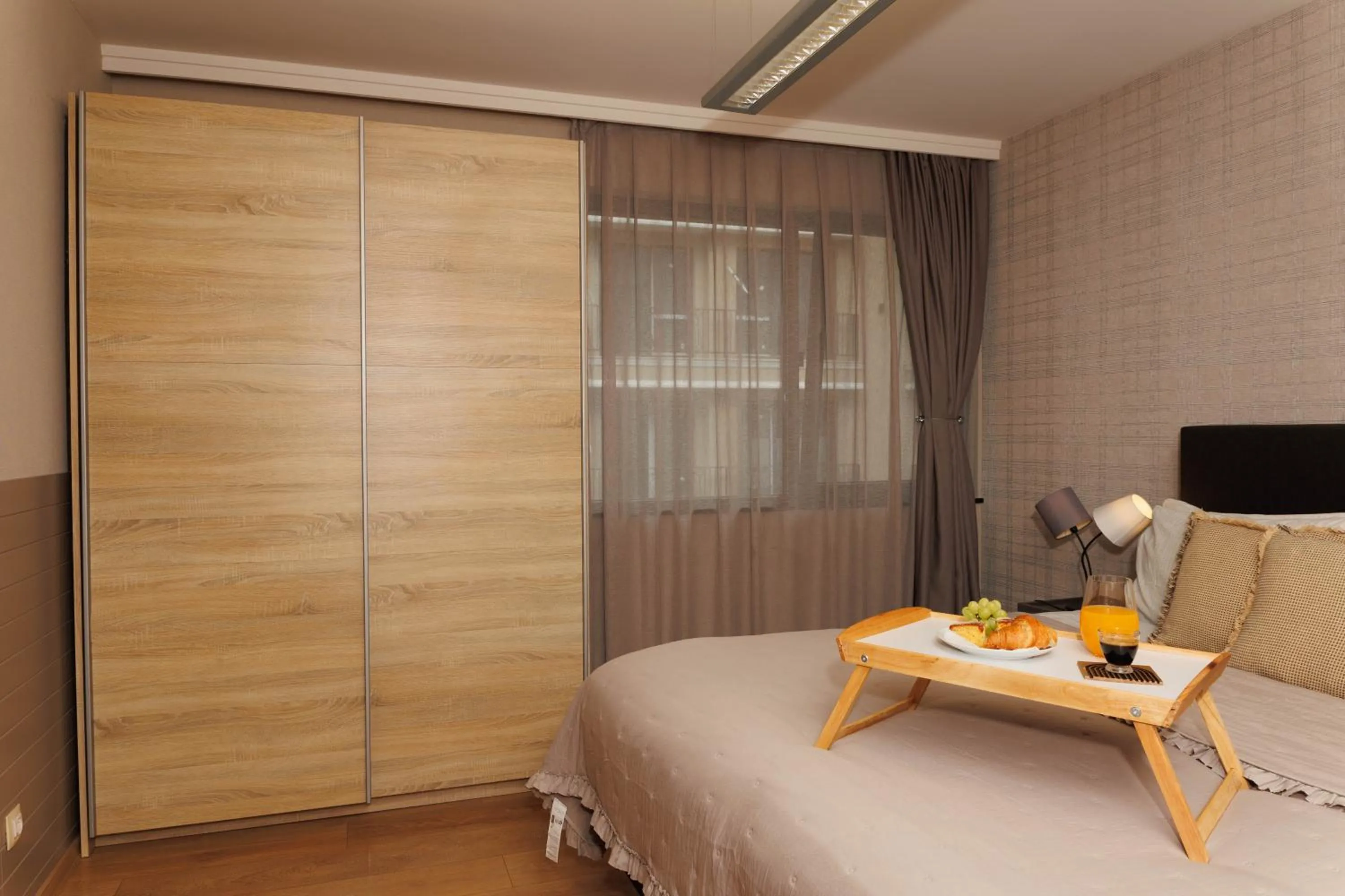Bed in City Center Apartments with Parking