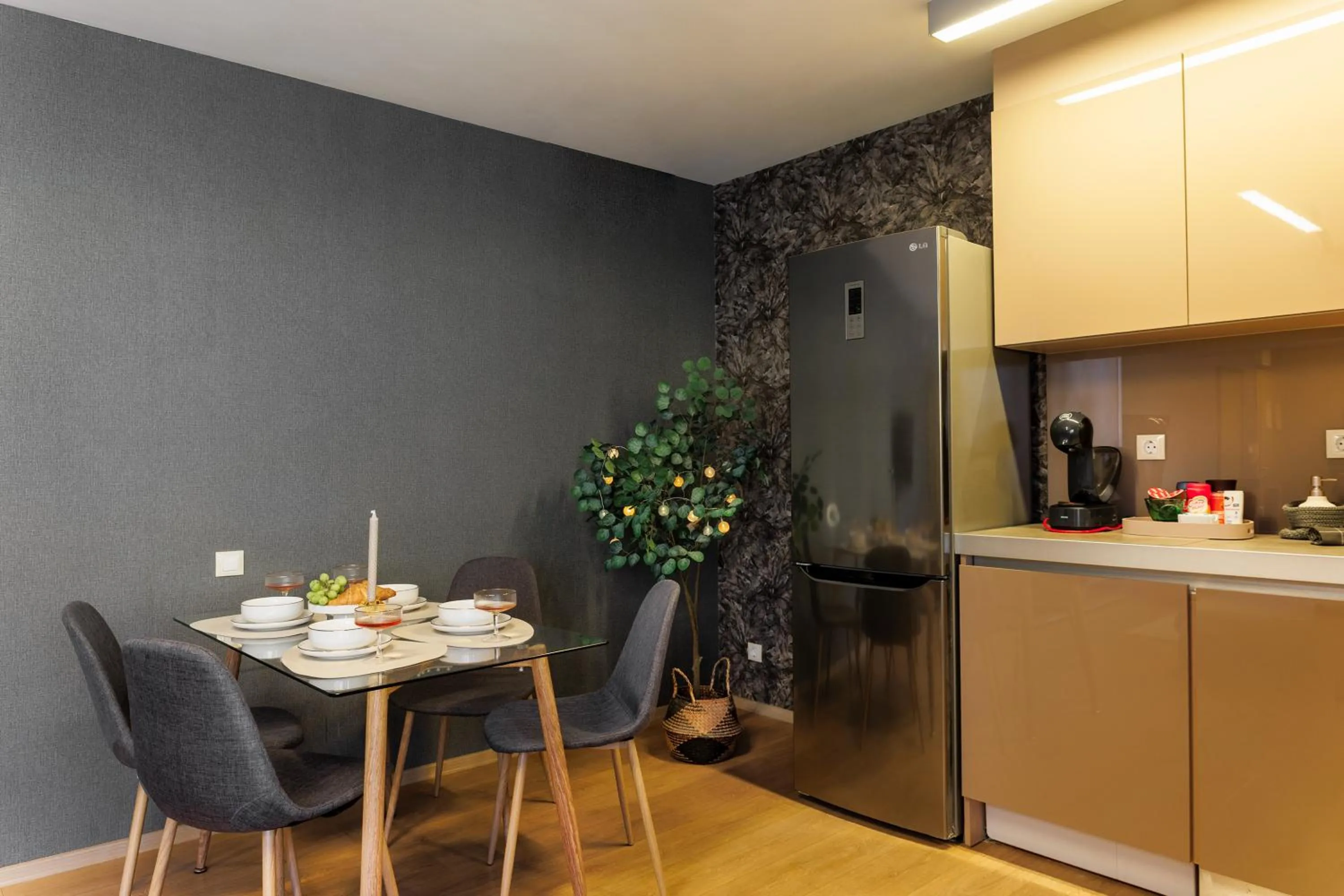 Kitchen or kitchenette in City Center Apartments with Parking