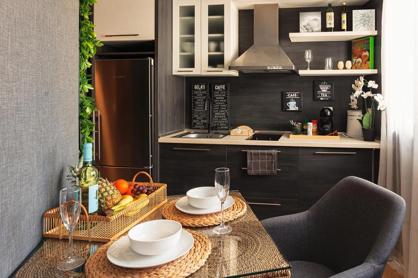 Kitchen or kitchenette in City Center Apartments with Parking