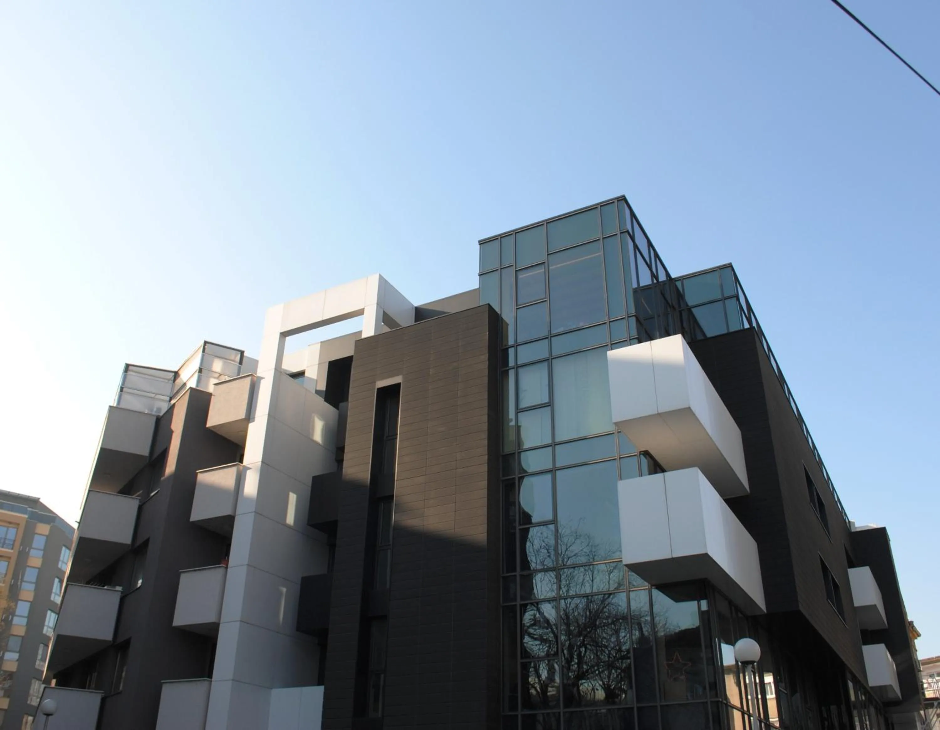 Facade/entrance in City Center Apartments with Parking