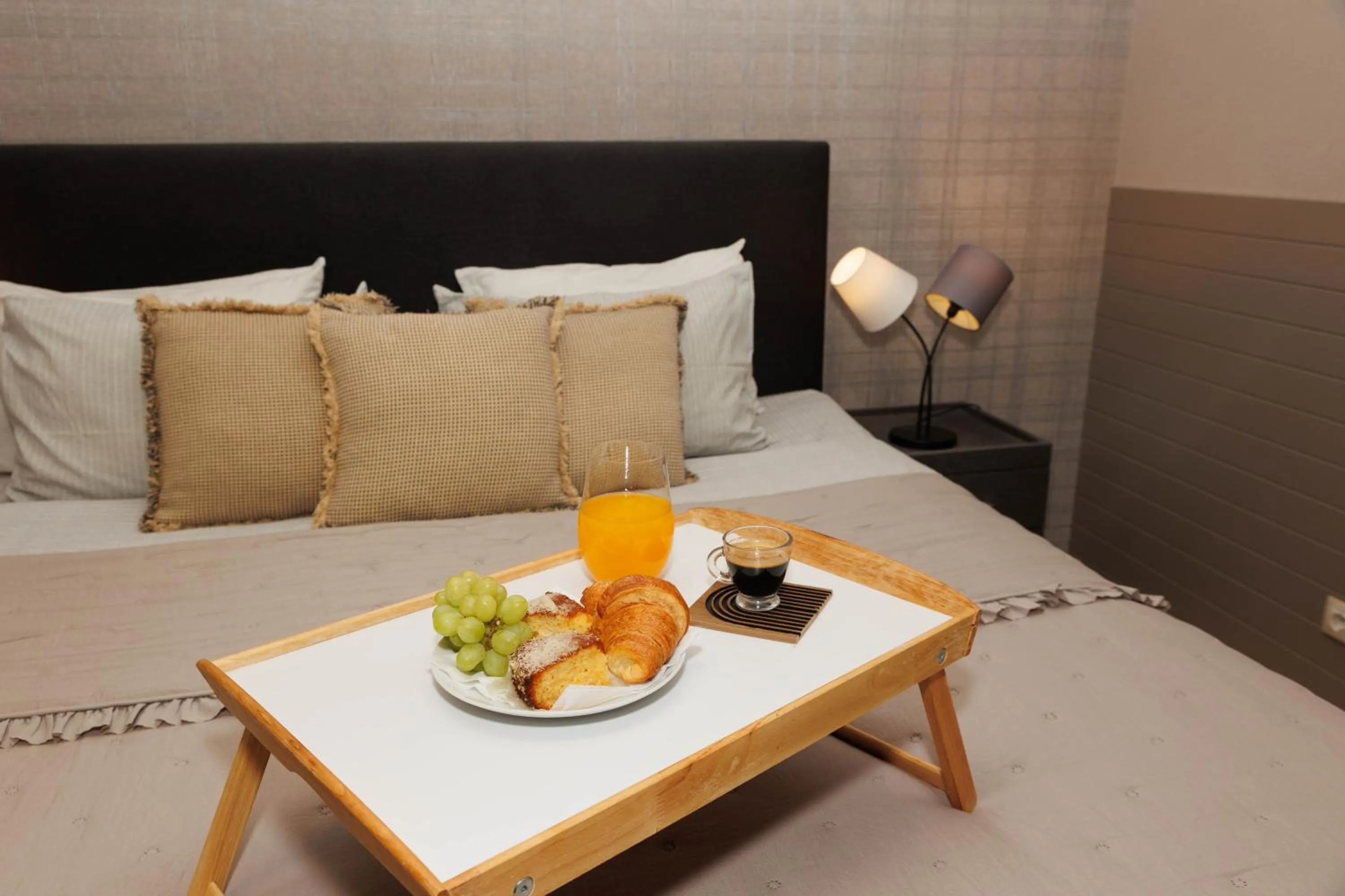 Bed in City Center Apartments with Parking