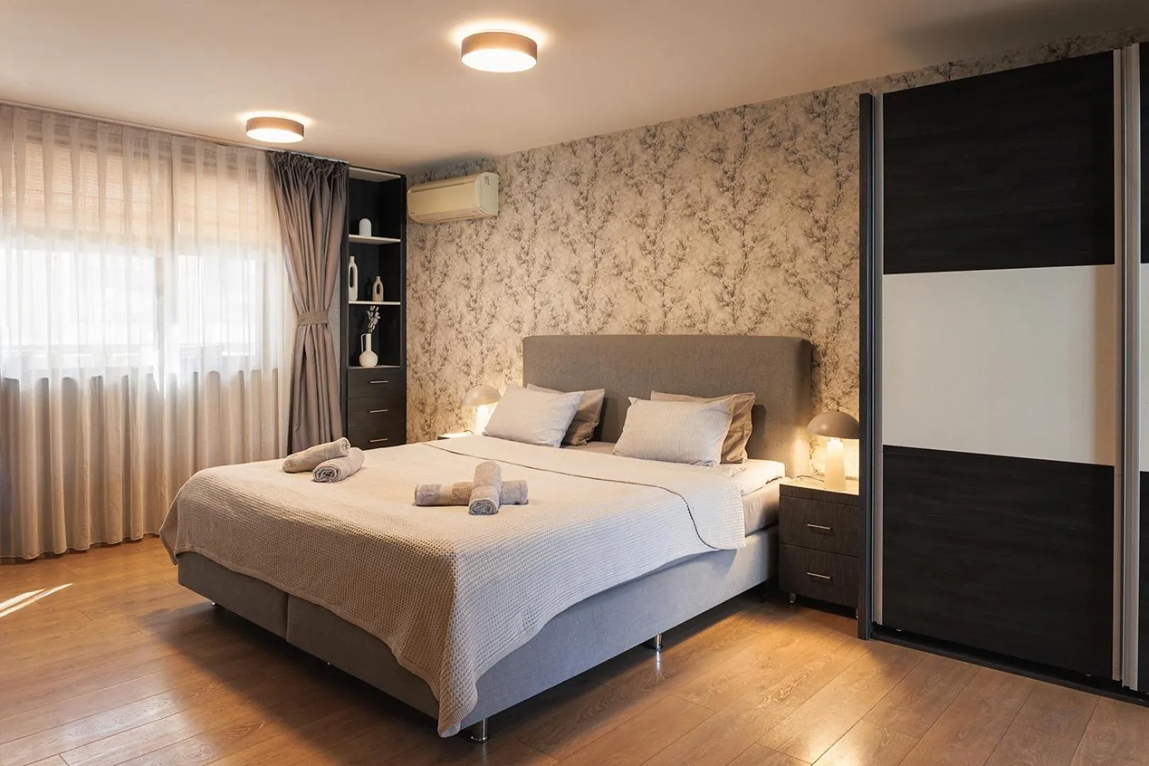 Bed in City Center Apartments with Parking