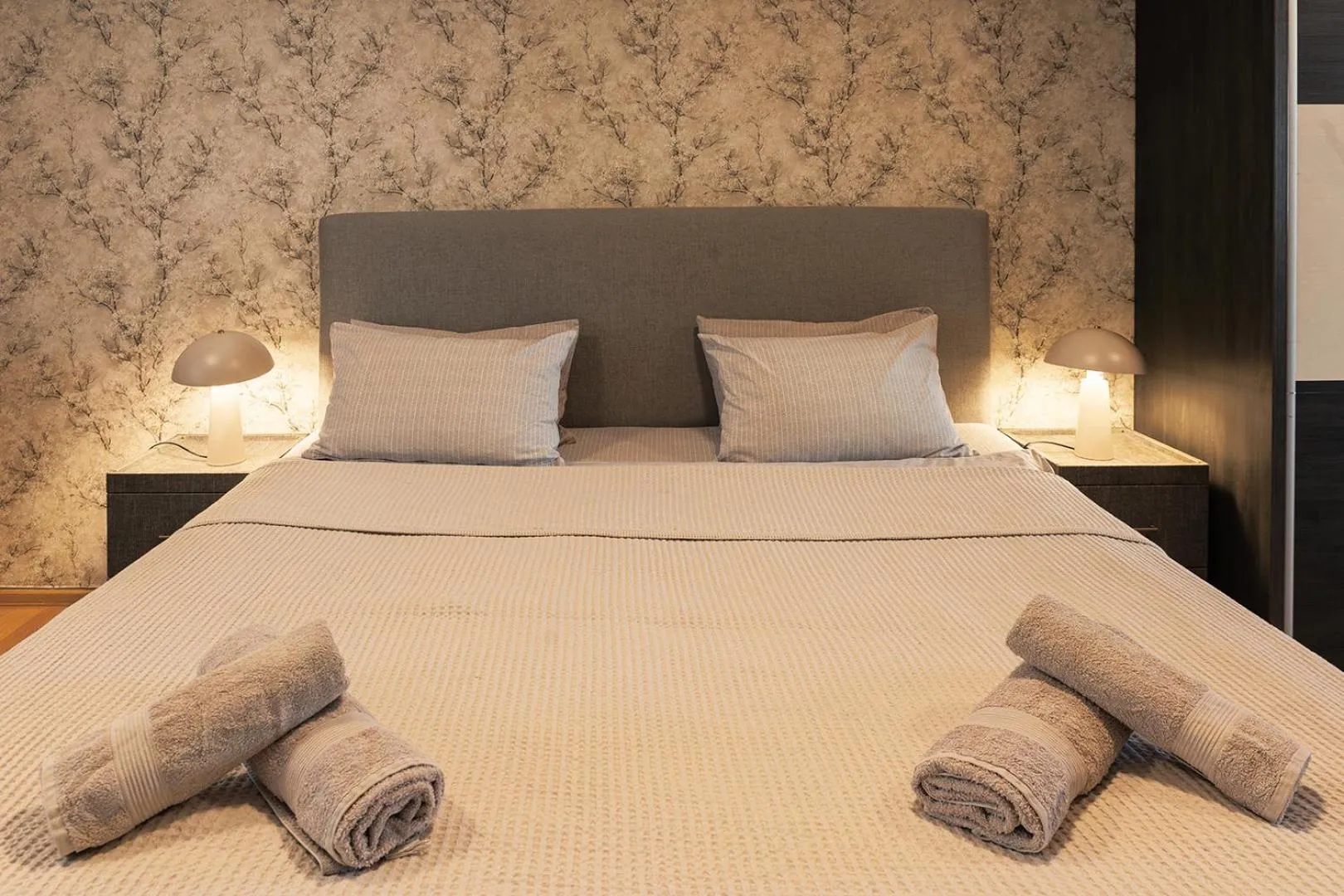 Bed in City Center Apartments with Parking