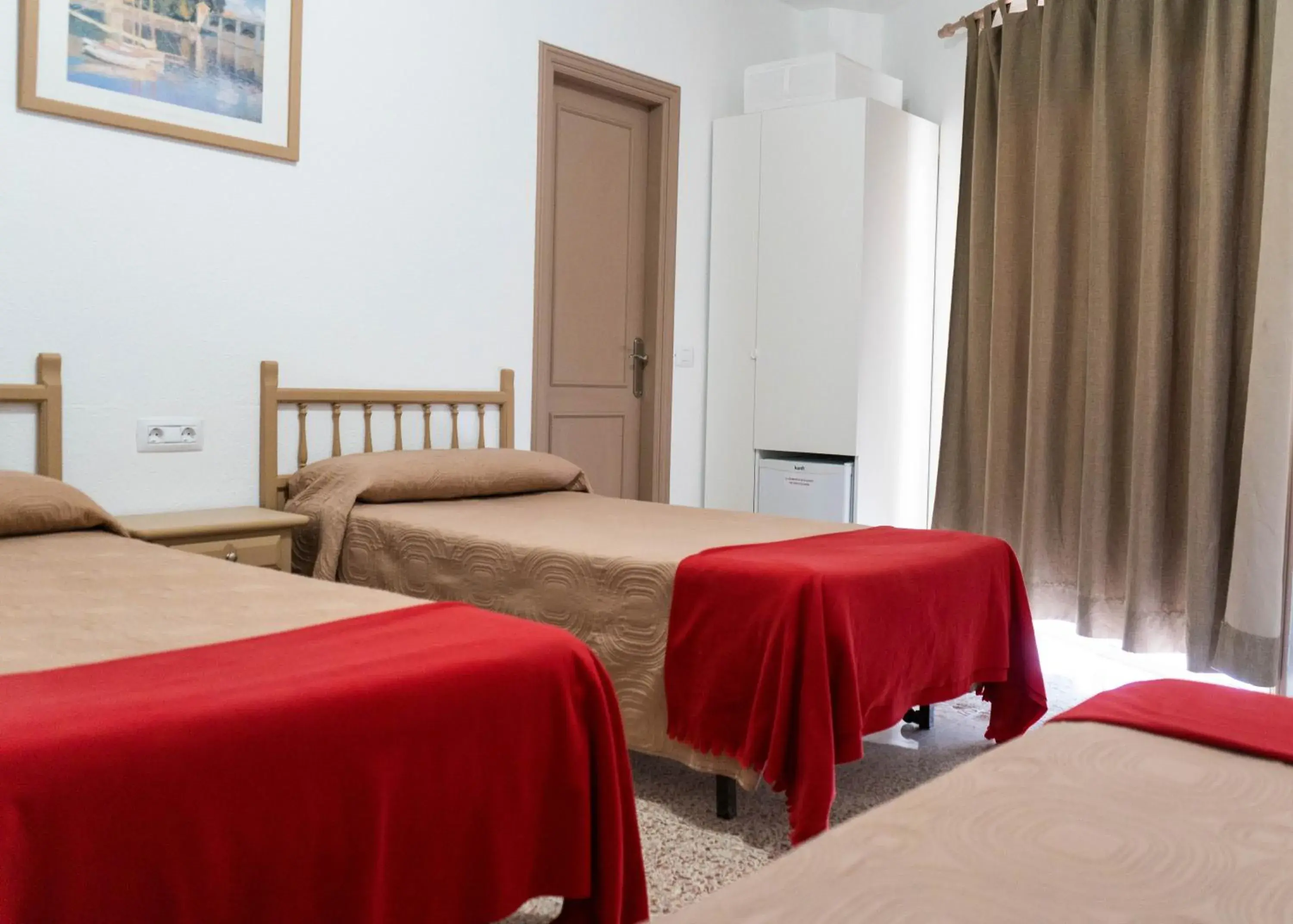 Triple Room with Private Bathroom in Pensión Alcalá Triple Room with Private Bathroom in Pensión Alcalá