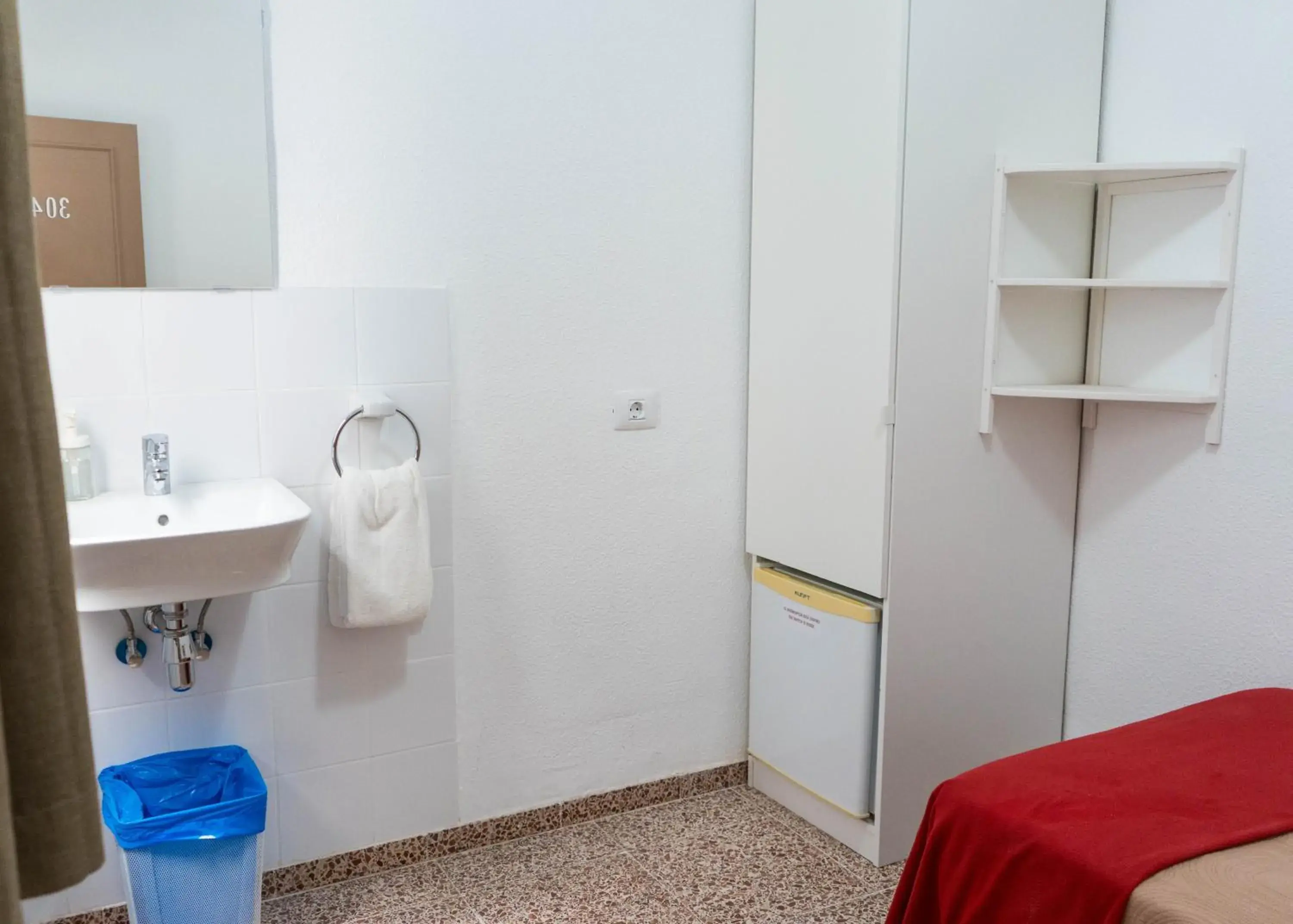 Standard Single Room with Shared Bathroom in Pensión Alcalá Standard Single Room with Shared Bathroom in Pensión Alcalá