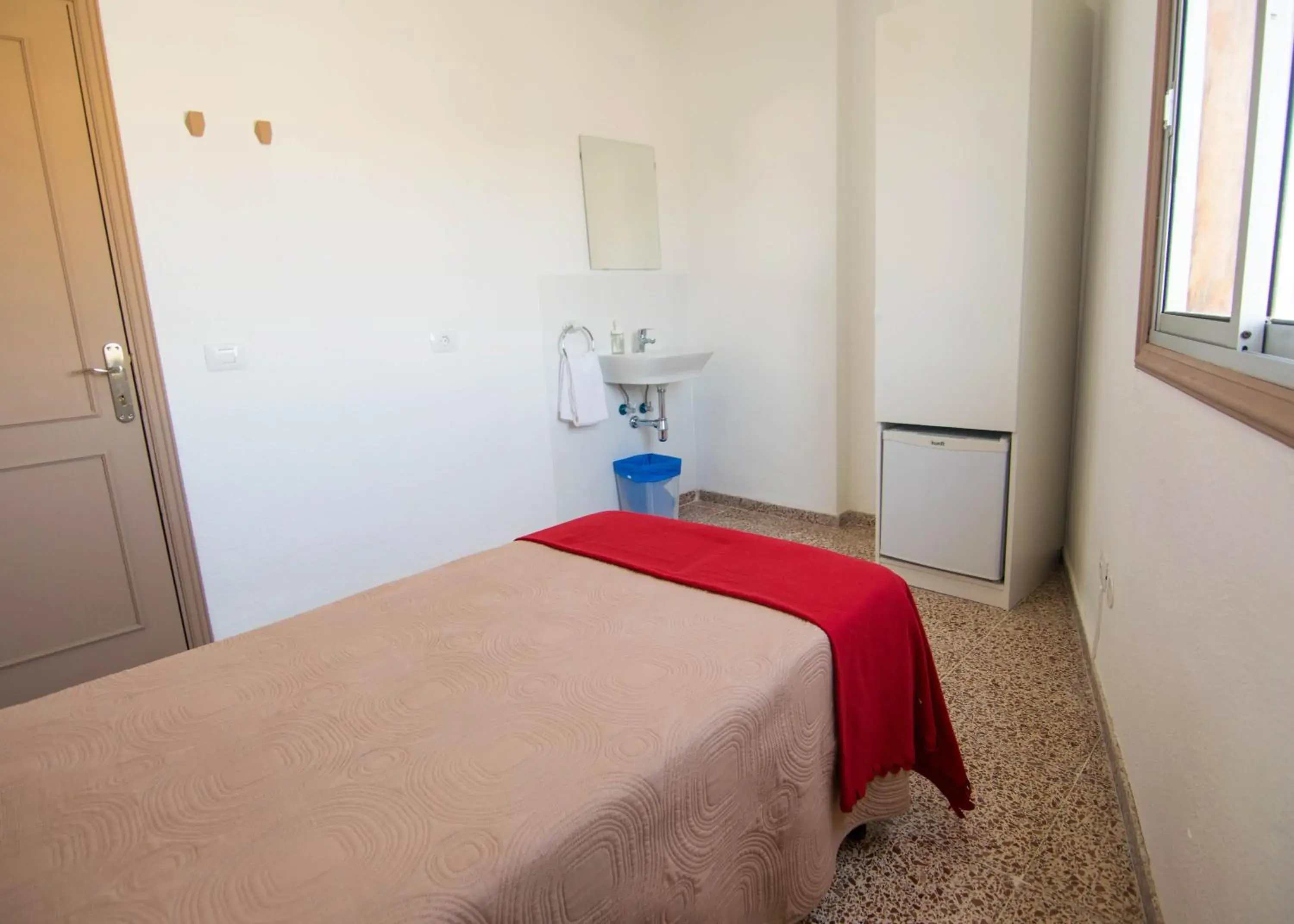 Single Room with Shared Shower and Toilet in Pensión Alcalá Single Room with Shared Shower and Toilet in Pensión Alcalá
