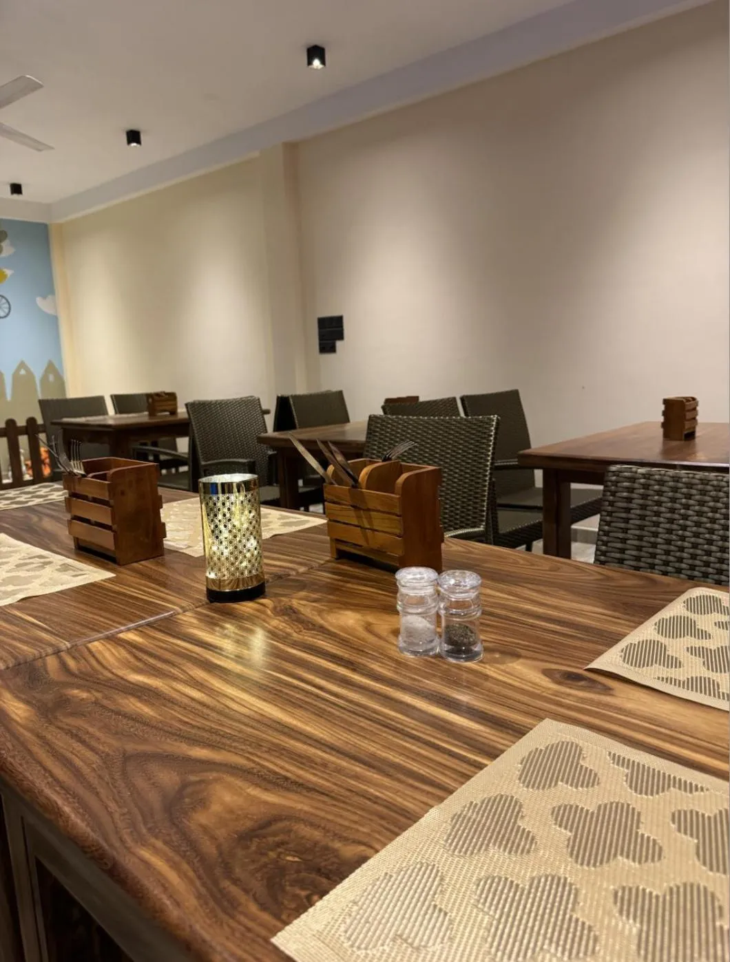 Restaurant/places to eat in White Elephant Villa & Restaurant