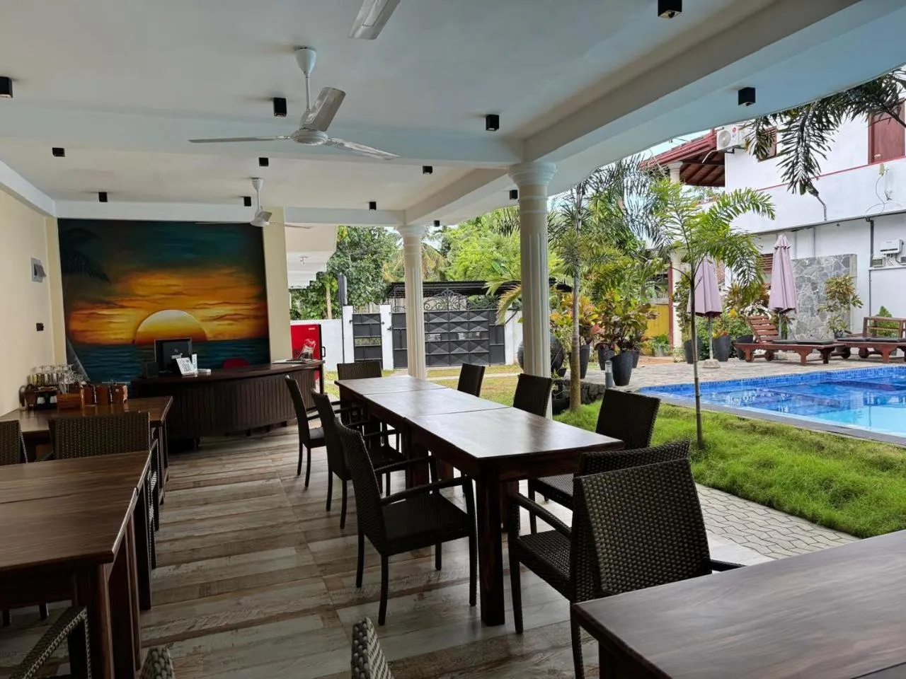 Restaurant/places to eat in White Elephant Villa & Restaurant
