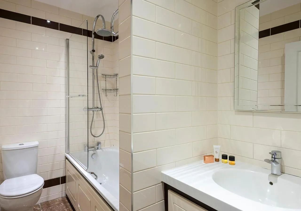 Bathroom in Dukes Head Hotel Kings Lynn