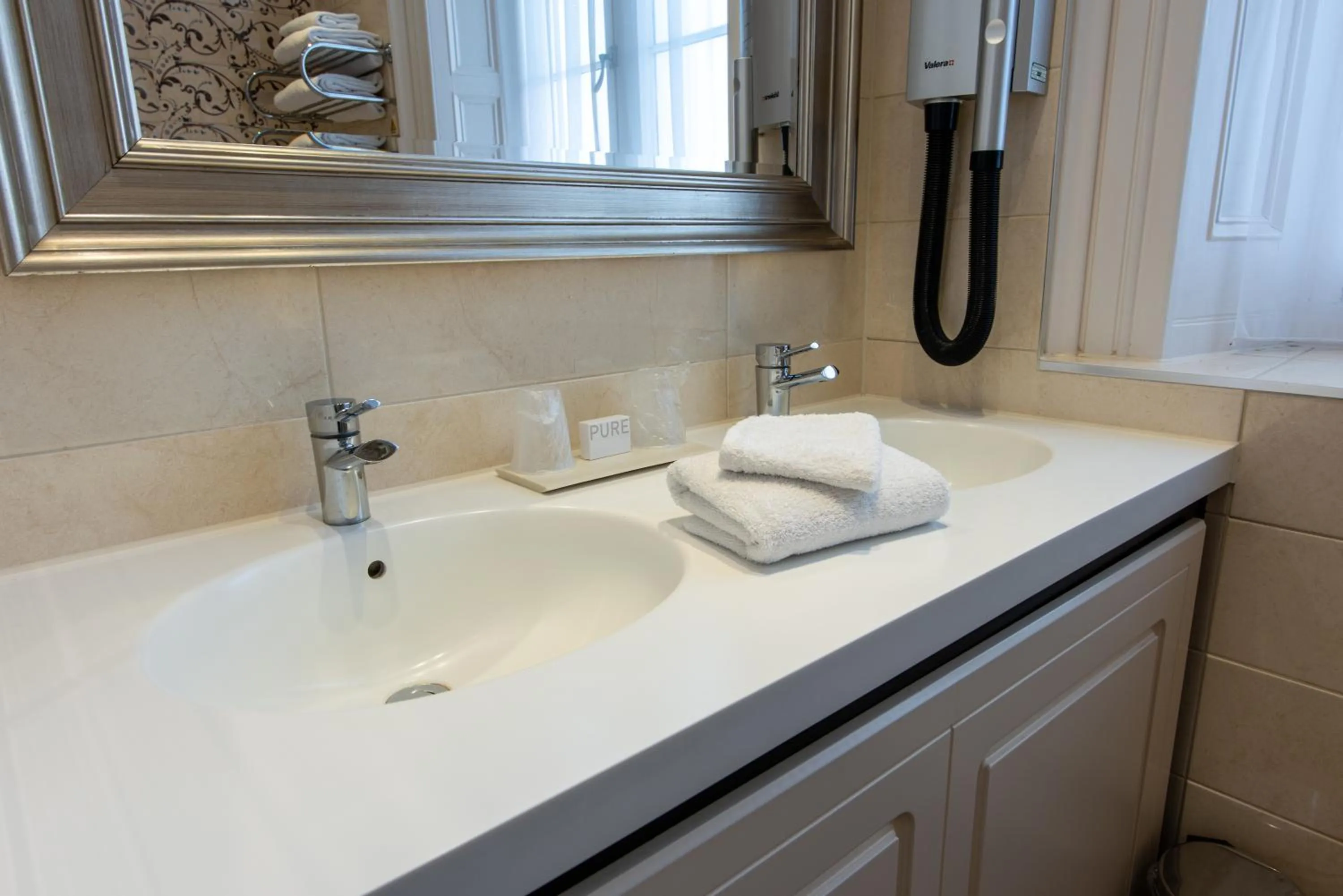 Bathroom in Dukes Head Hotel Kings Lynn