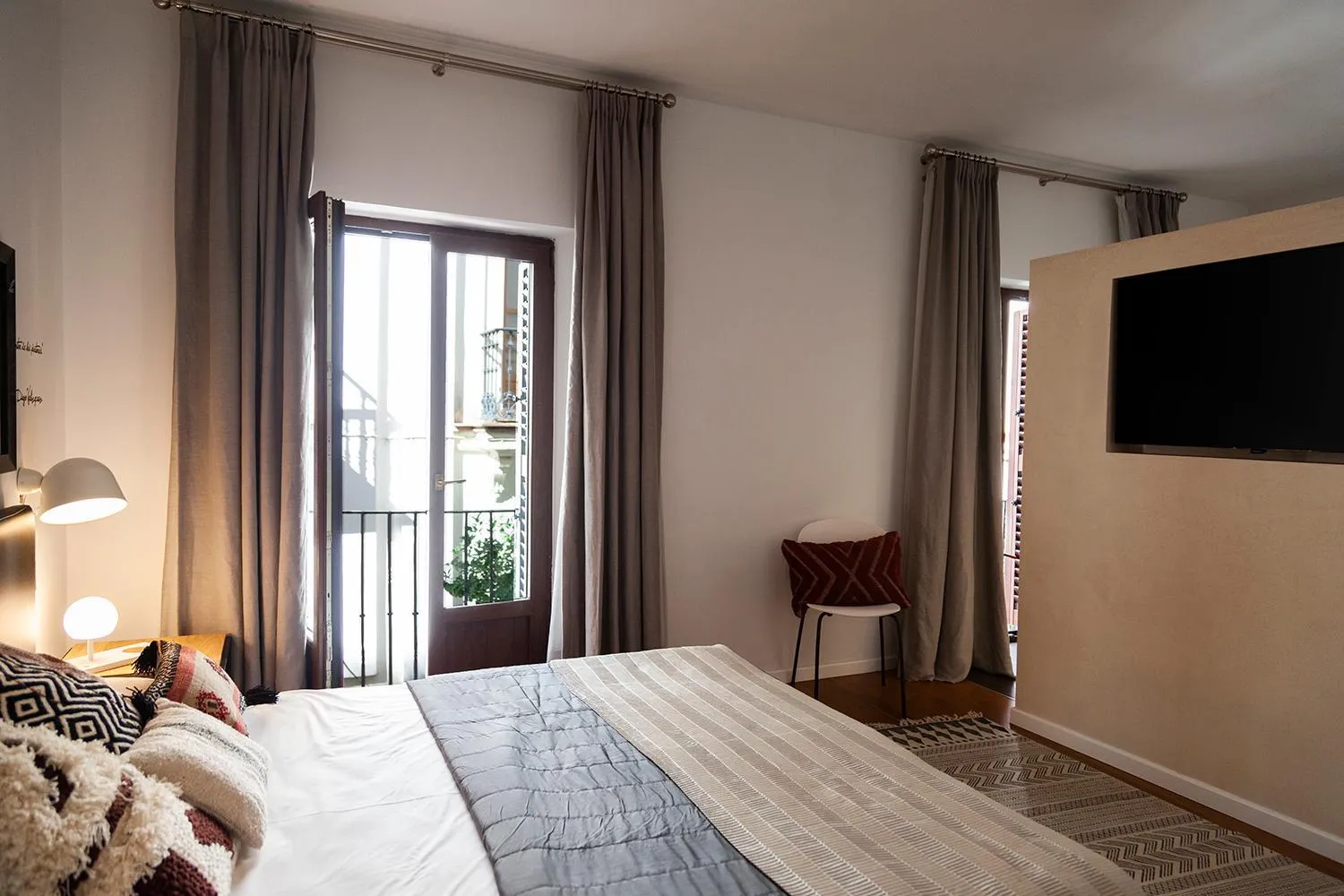 Photo of the whole room, Bed in Welldone Cathedral