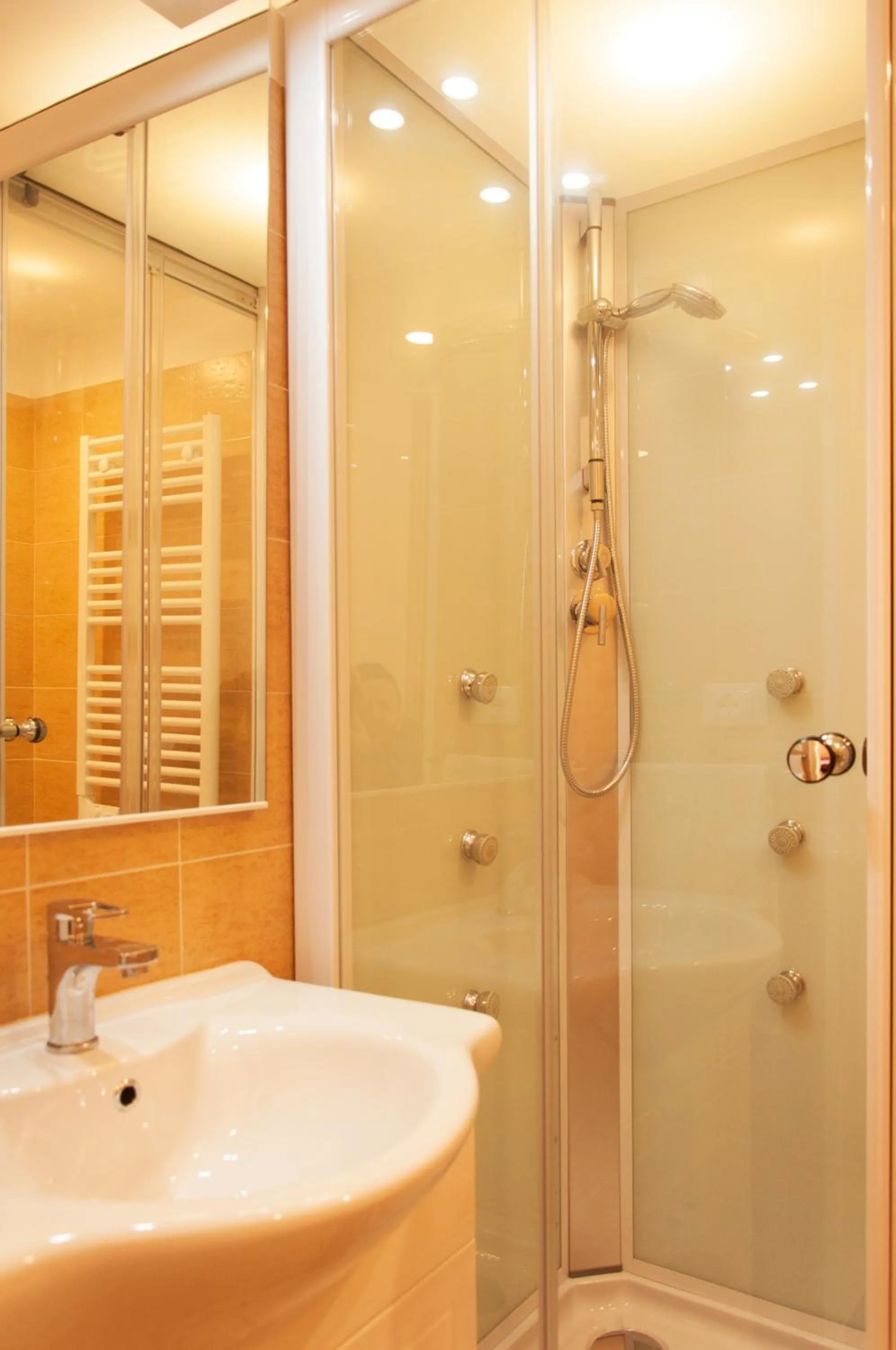 Shower in Palazzo Paladini Rooms Lecce