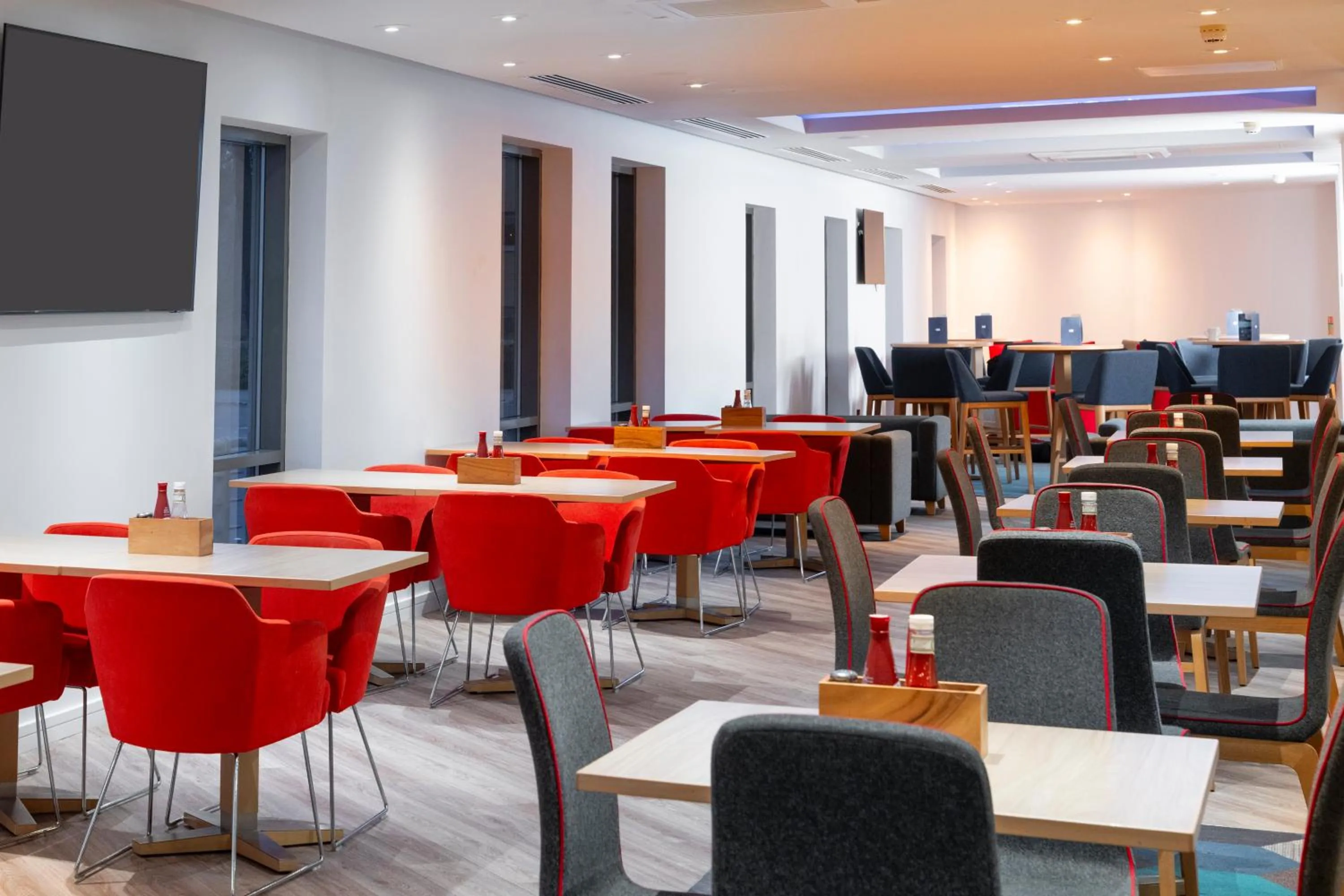 Restaurant/places to eat in Holiday Inn Express Stevenage by IHG