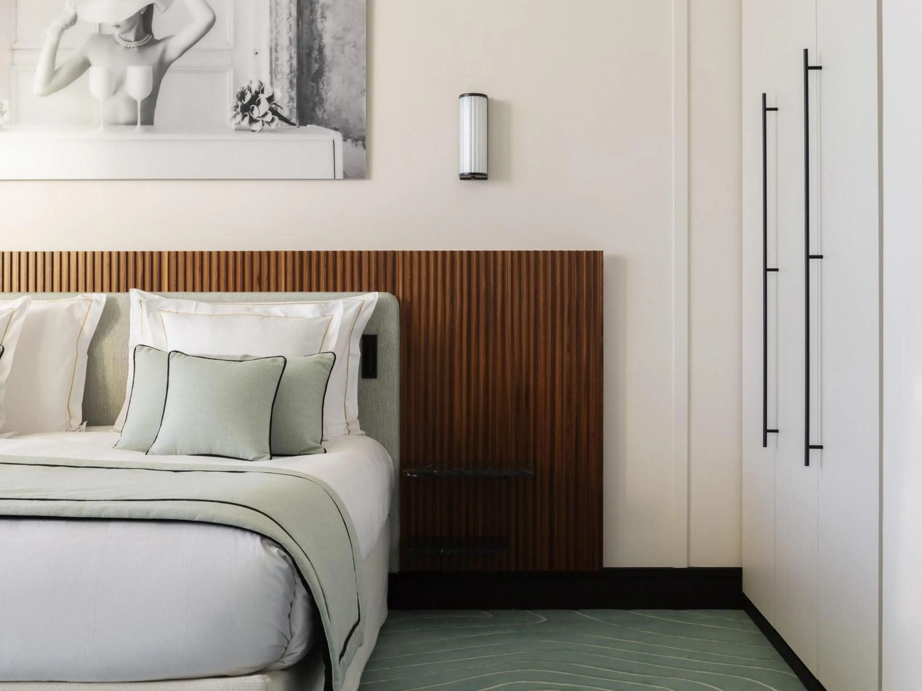 Photo of the whole room, Bed in Mondrian Cannes