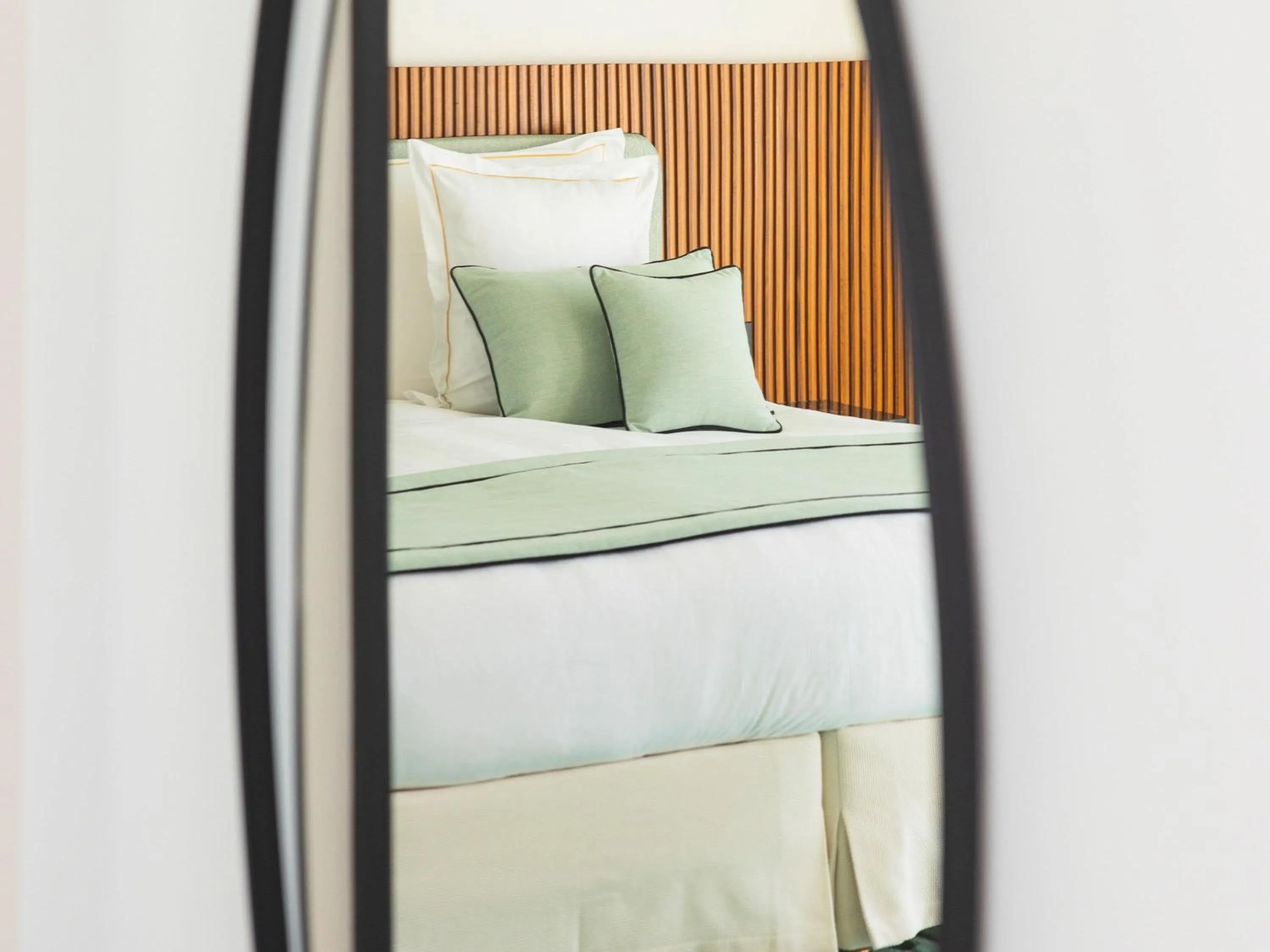 Photo of the whole room, Bed in Mondrian Cannes