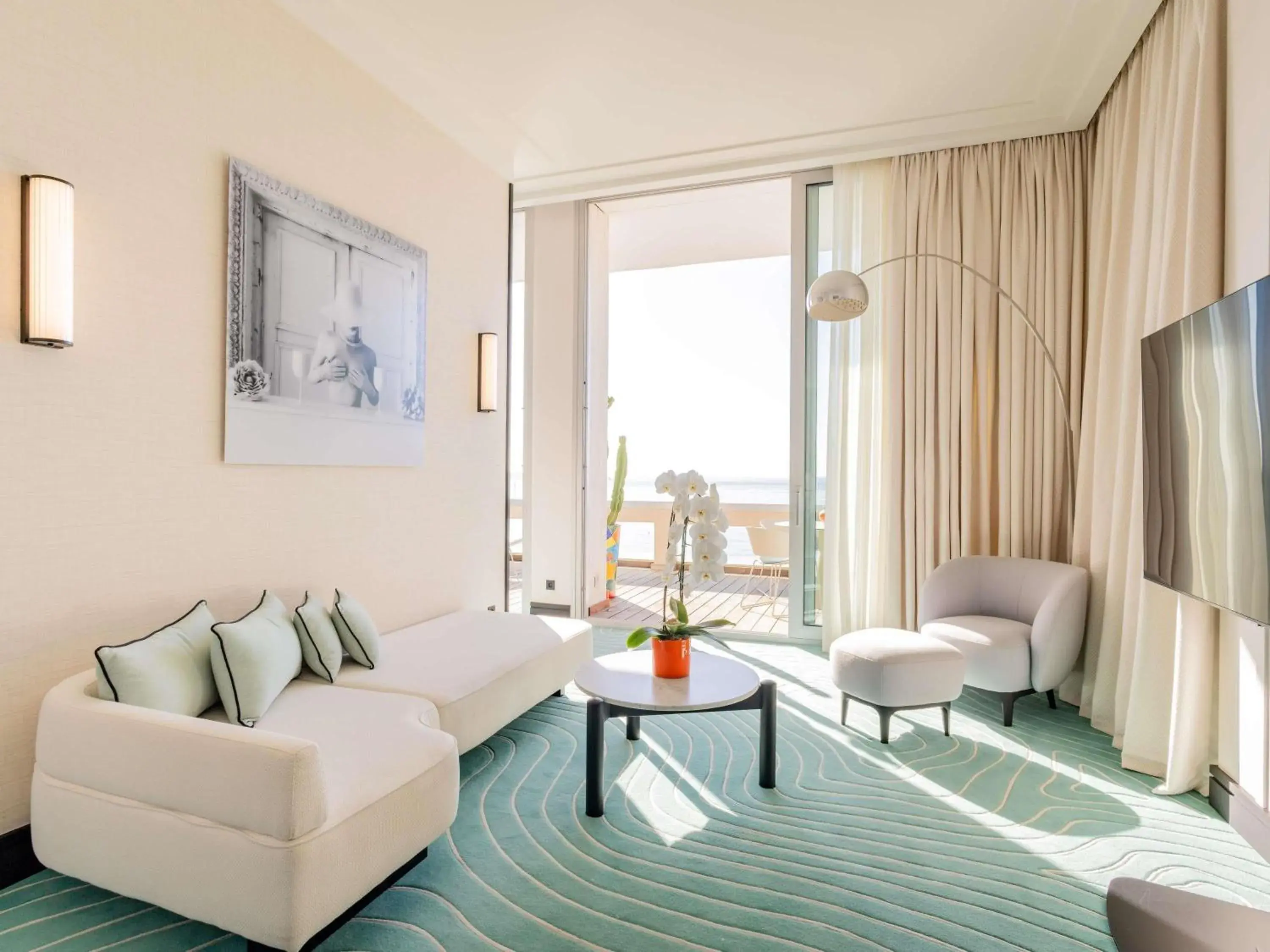 Signature Suite with Terrace and Sea View in Mondrian Cannes Signature Suite with Terrace and Sea View in Mondrian Cannes