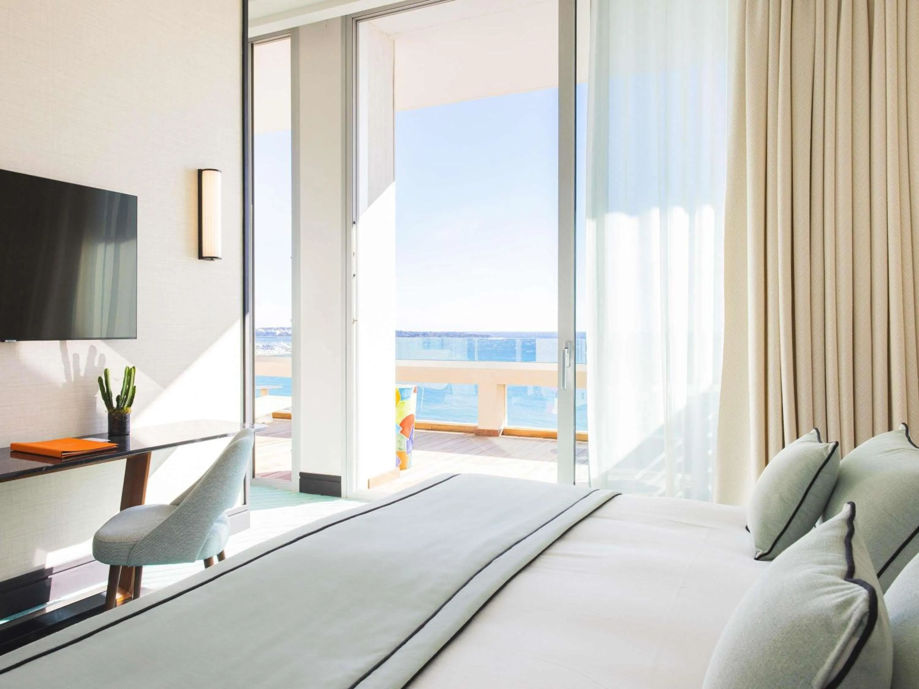 Bedroom, Bed in Mondrian Cannes