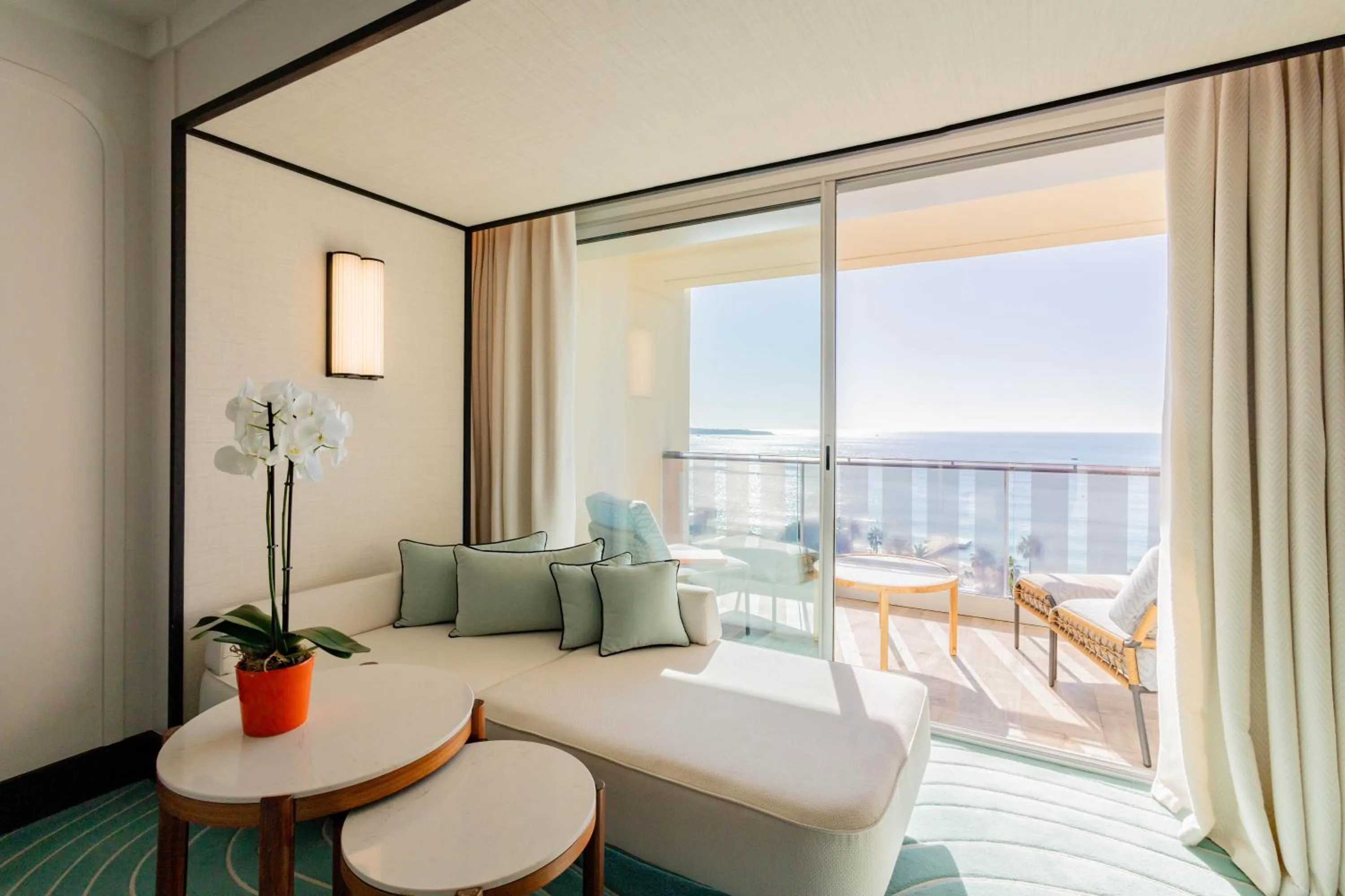 Balcony/Terrace, Bed in Mondrian Cannes