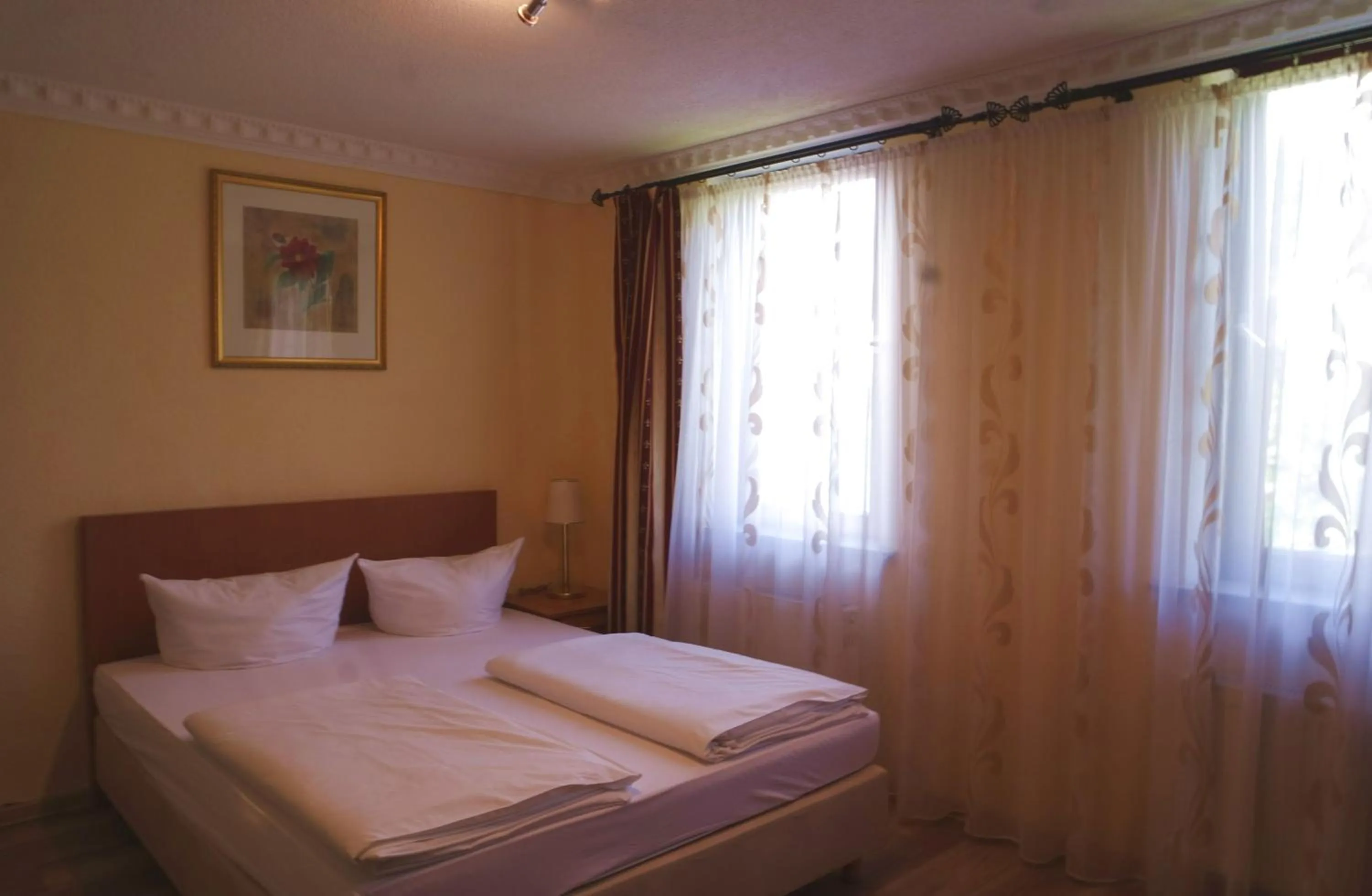 Bedroom, Bed in Gaststätte Schwenksaal