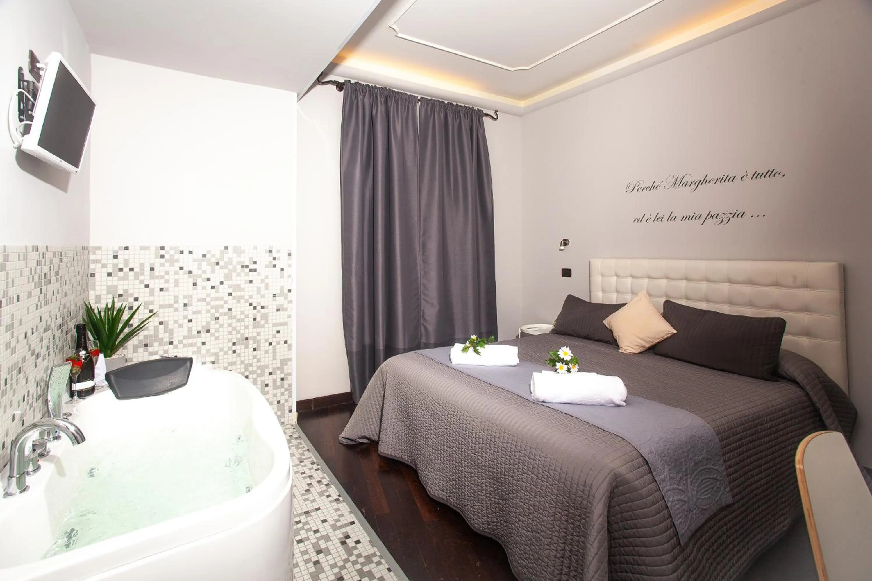 Photo of the whole room, Bed in Fior di Loto Sweetness