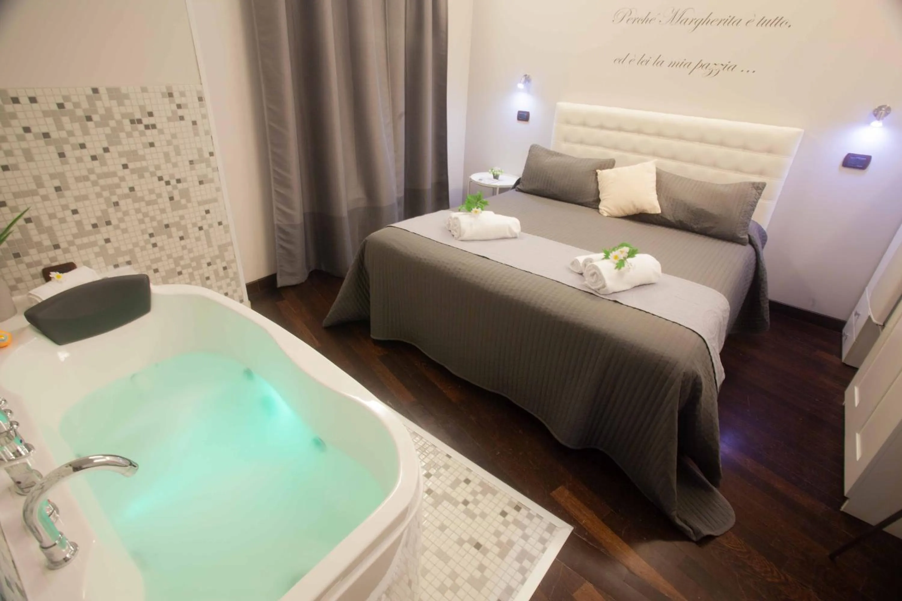 Photo of the whole room, Bed in Fior di Loto Sweetness