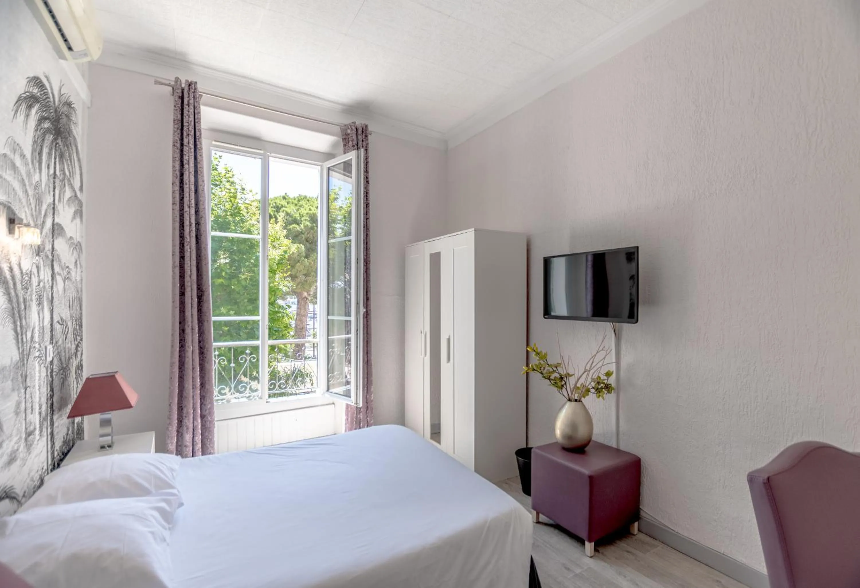 Bedroom, Bed in Hotel Les Palmiers