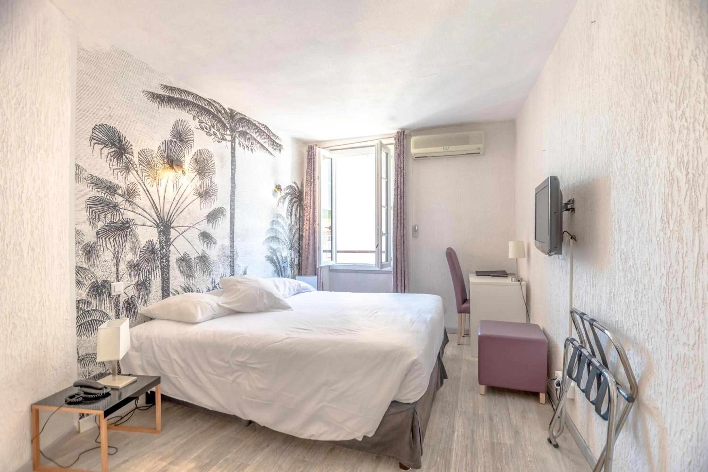 Photo of the whole room, Bed in Hotel Les Palmiers