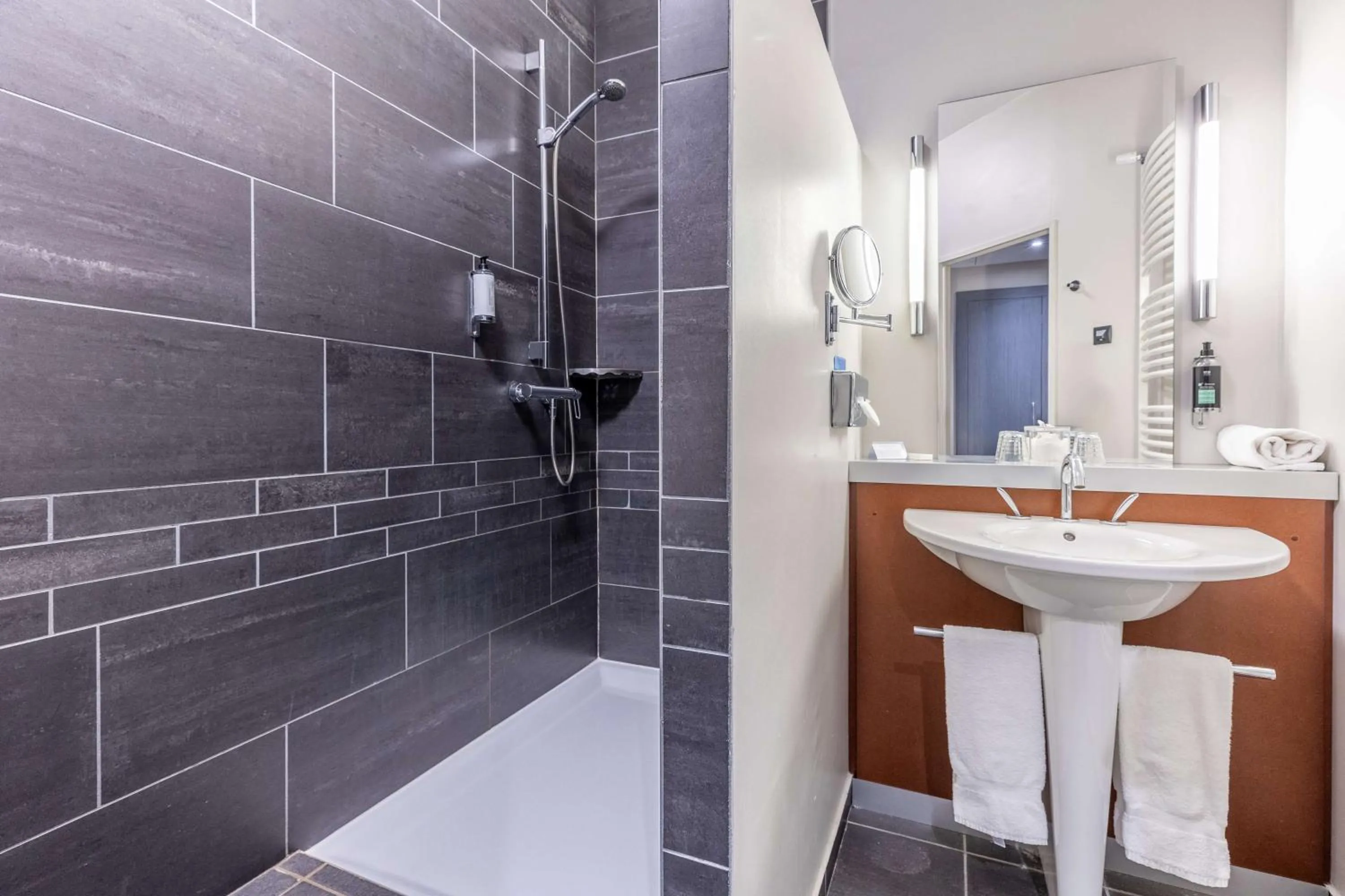 Bathroom in Best Western Plus Hôtel Gergovie