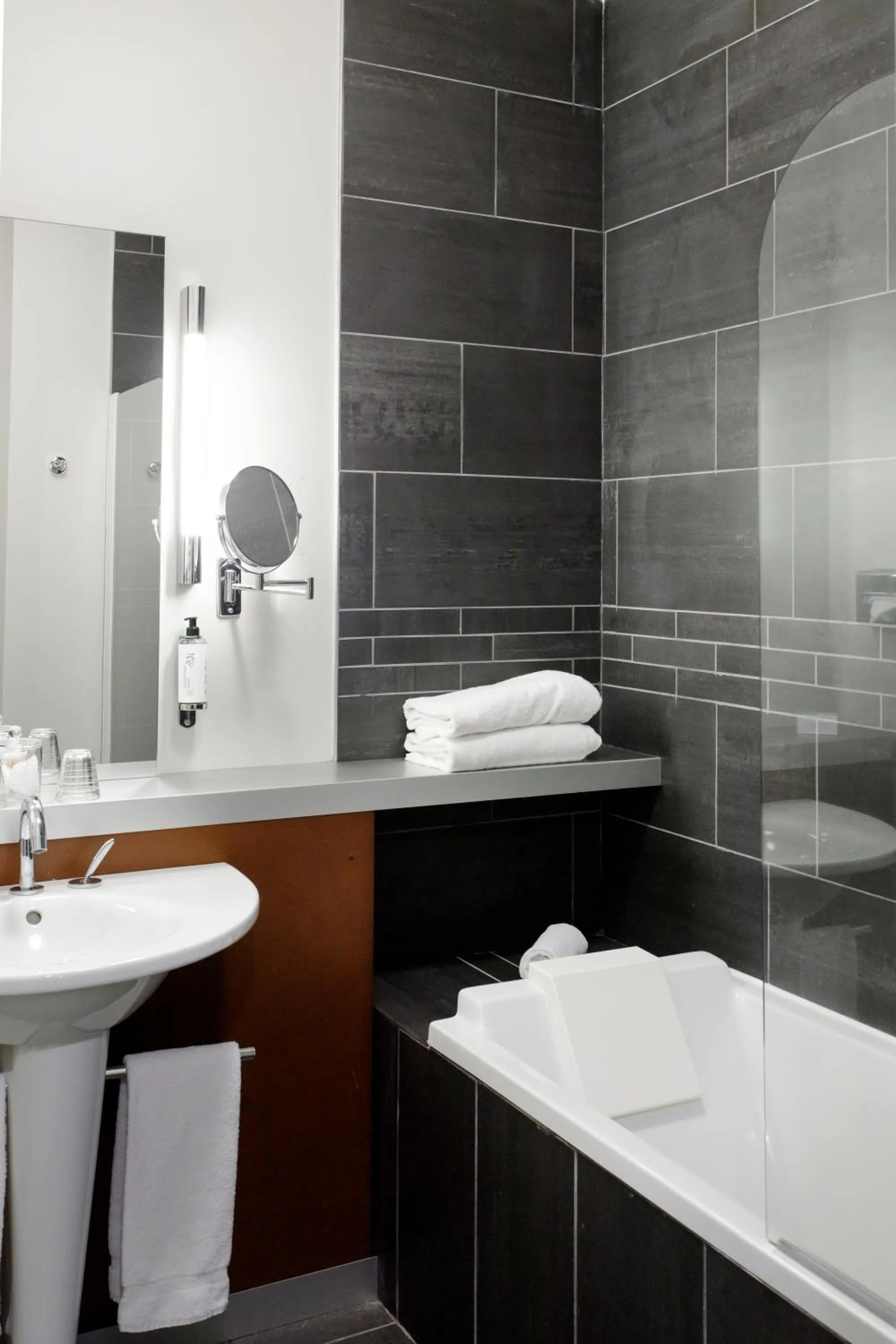 Bathroom in Best Western Plus Hôtel Gergovie